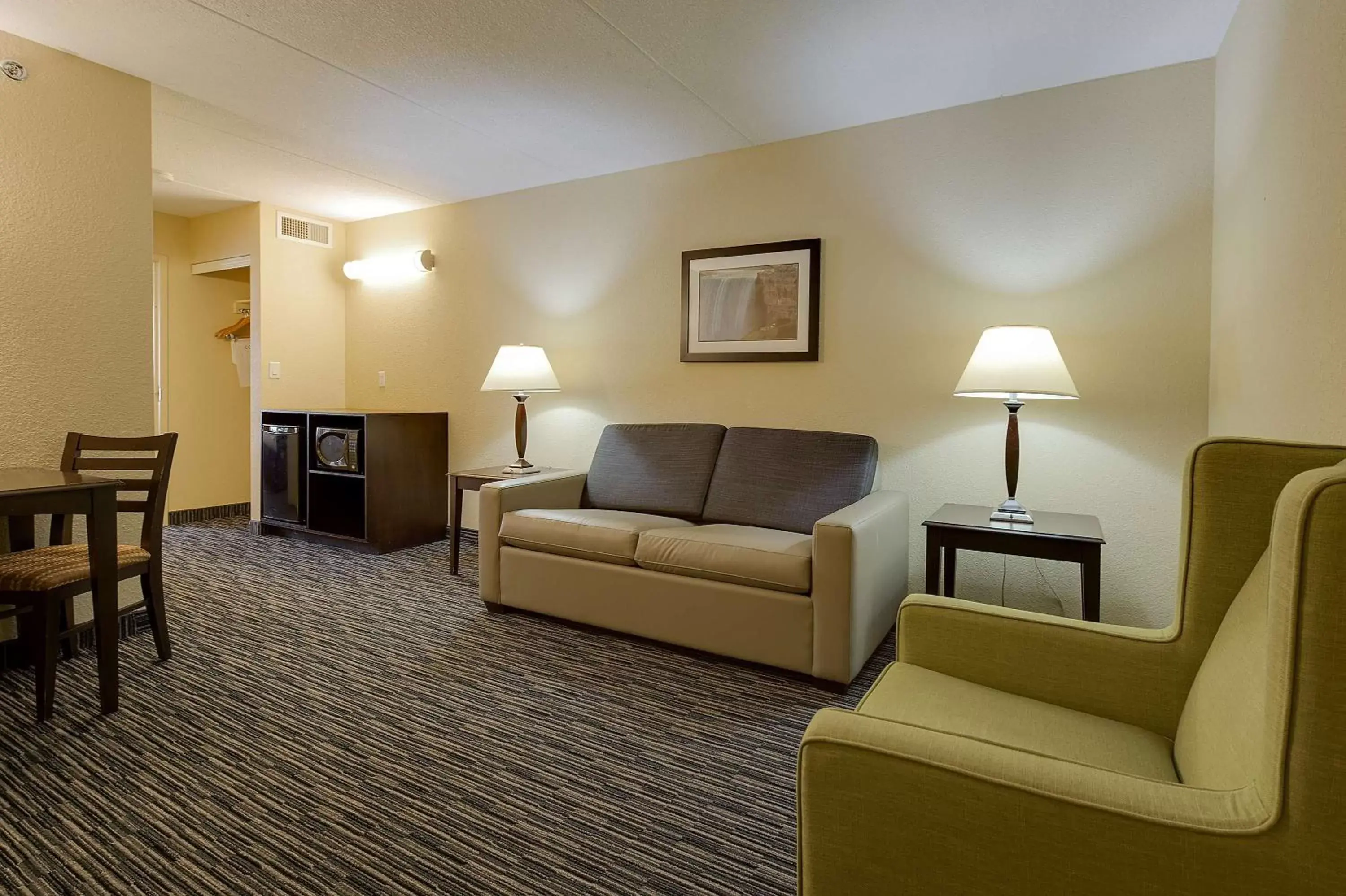 Photo of the whole room, Seating Area in Country Inn & Suites by Radisson, Niagara Falls, ON