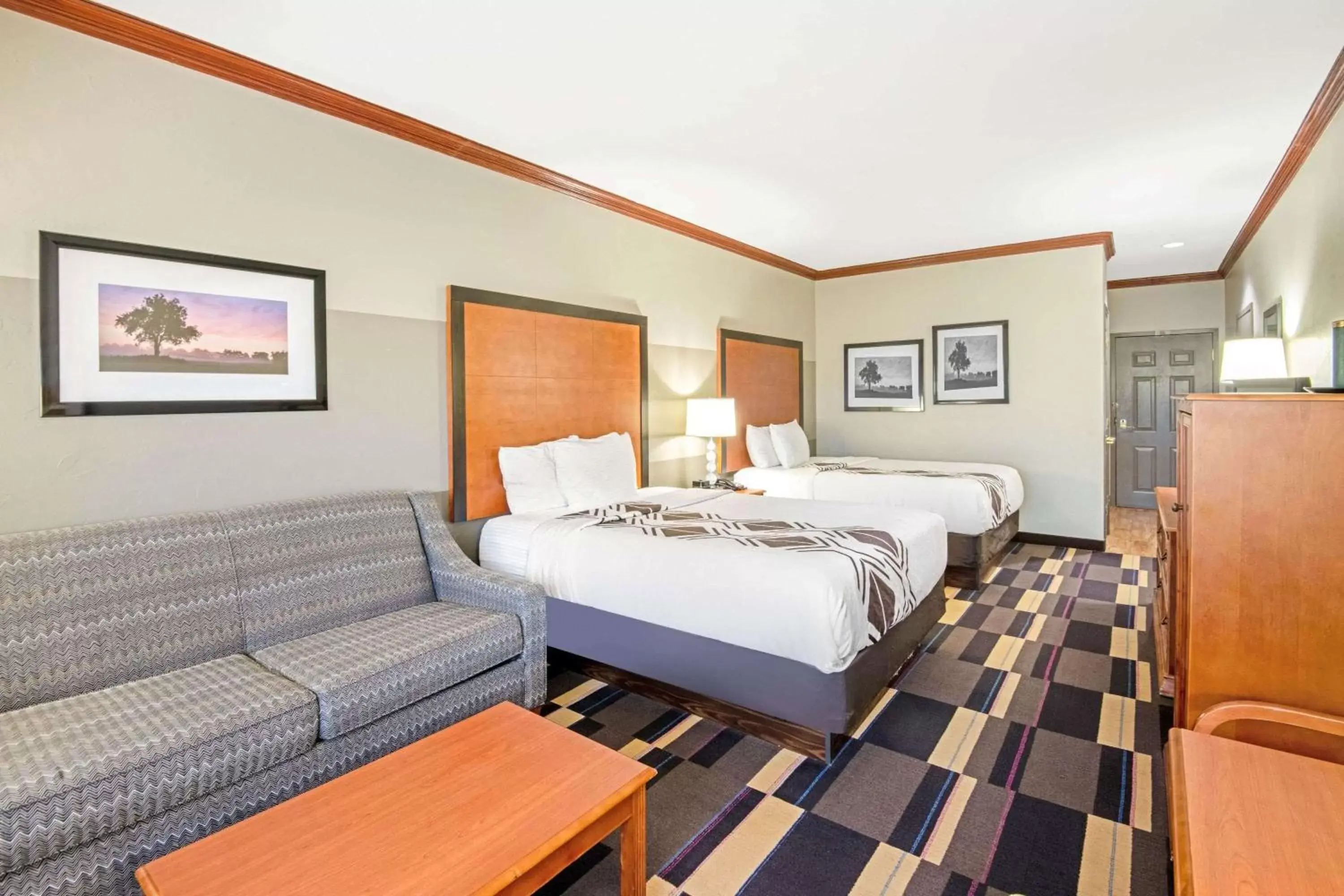 Photo of the whole room, Bed in La Quinta by Wyndham Oklahoma City - Moore