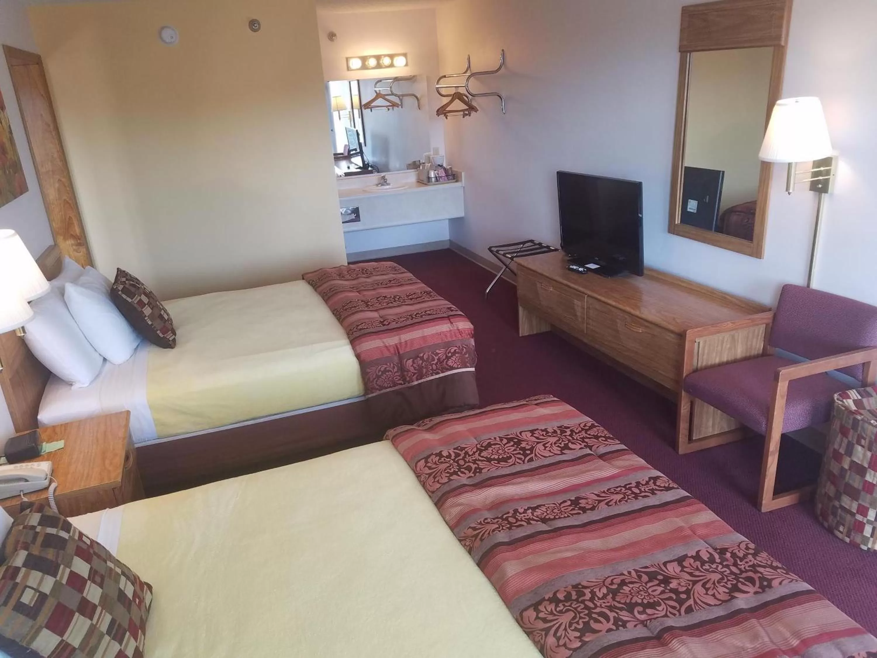 Seating area, Bed in Ozark Valley Inn