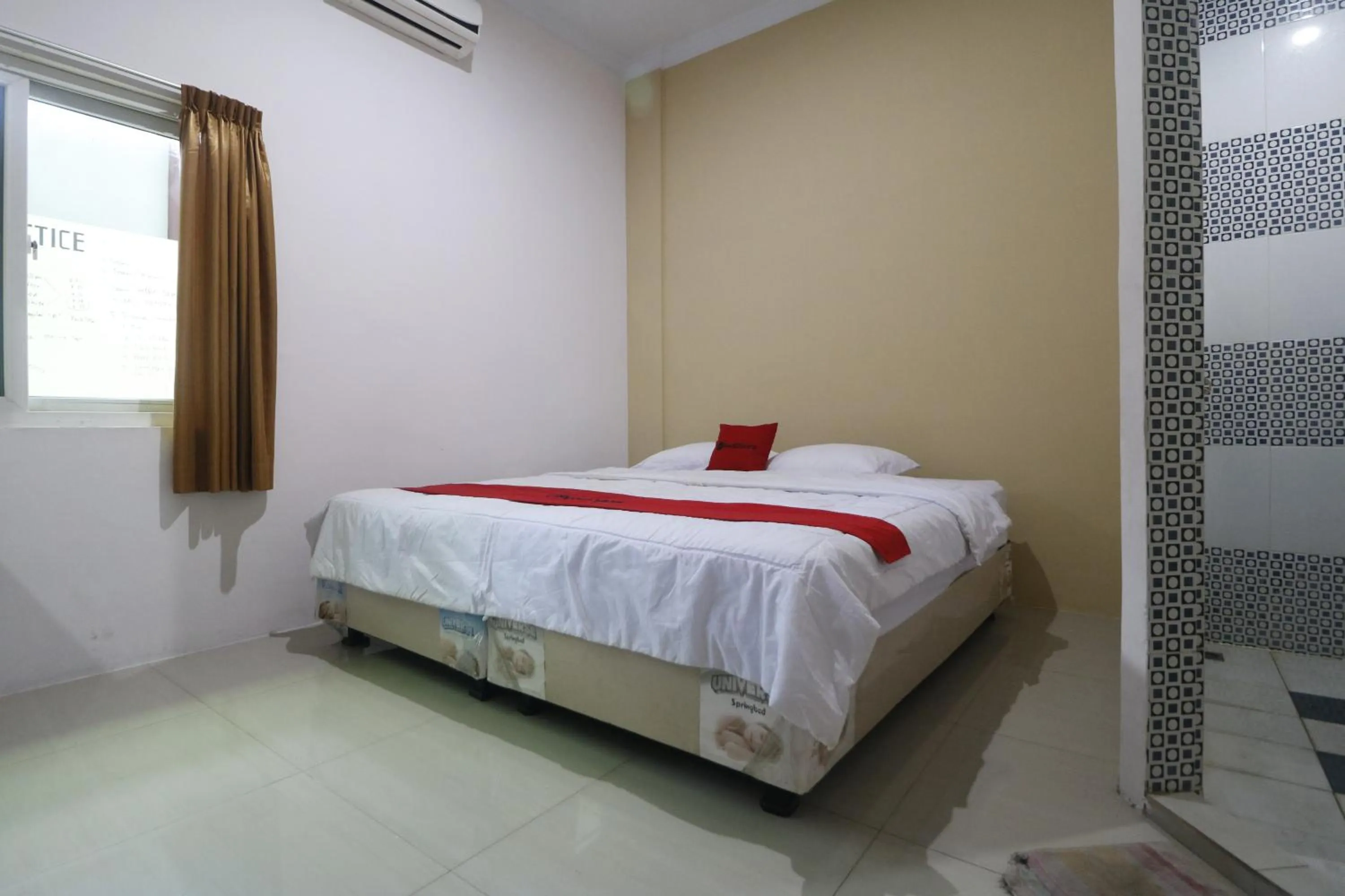 Bedroom, Bed in RedDoorz @ Jalan Krakatau Medan
