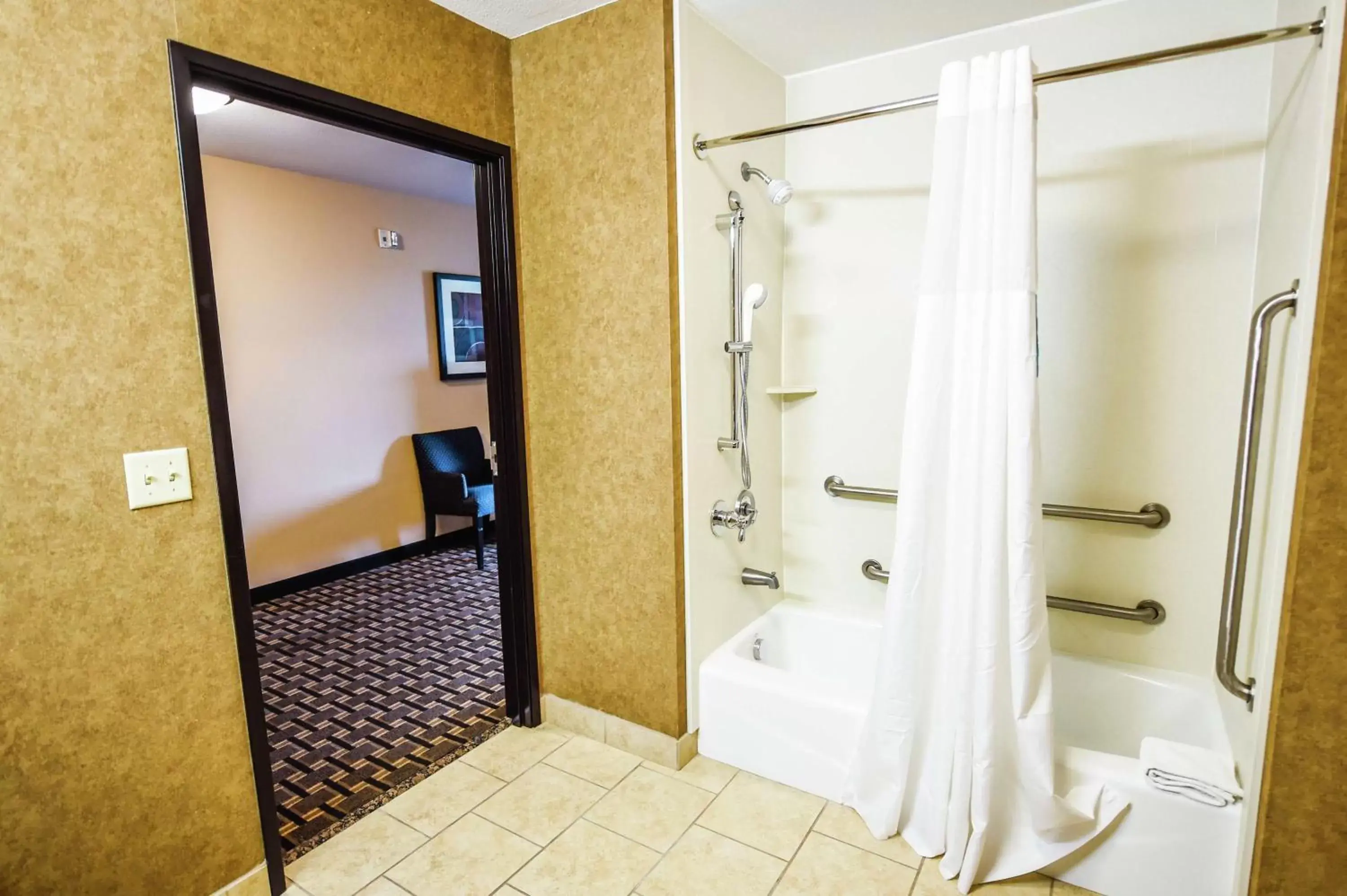 Bathroom in Hampton Inn & Suites Pine Bluff
