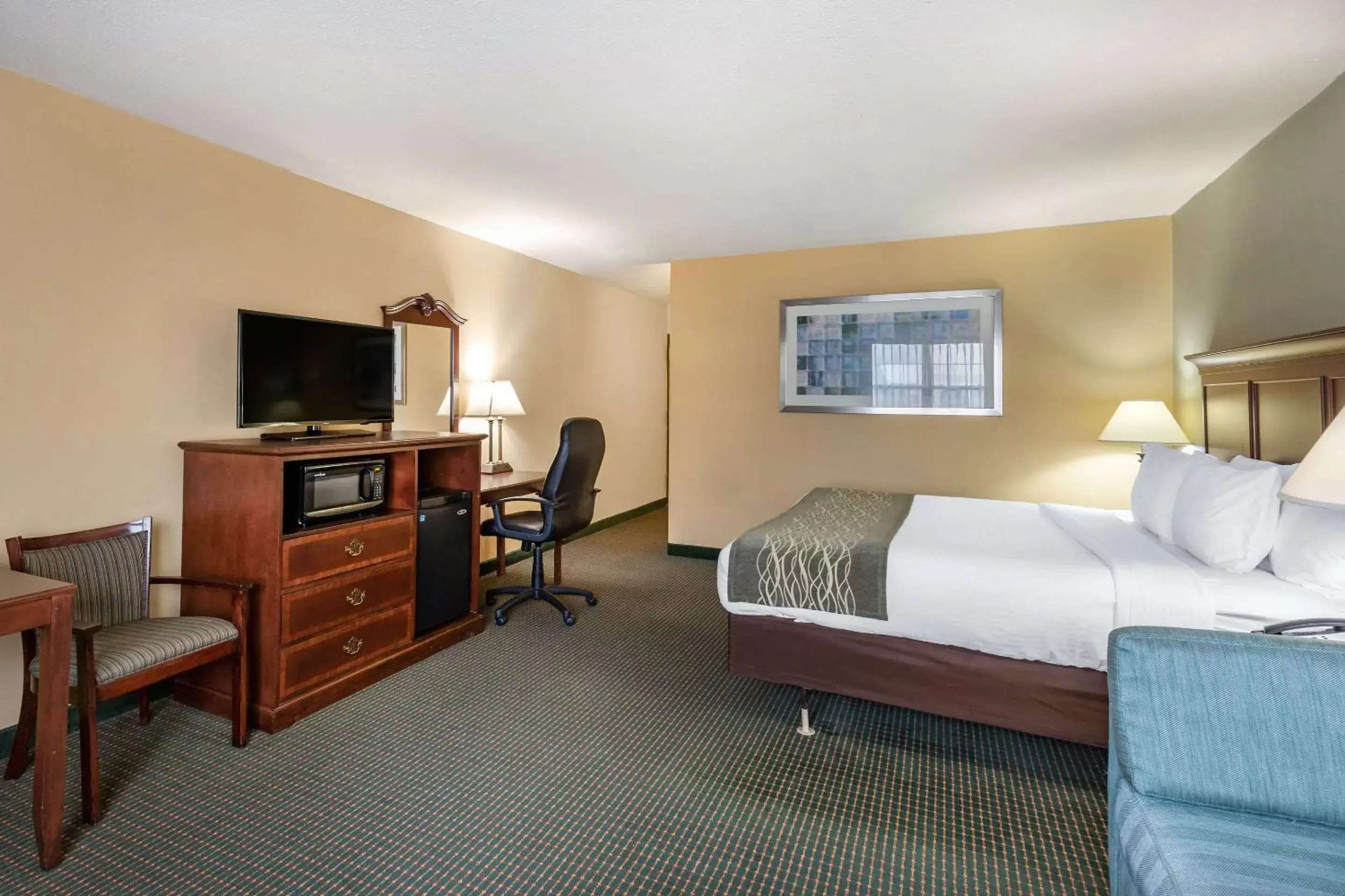 Photo of the whole room, Bed in Clarion Inn Falls Church- Arlington