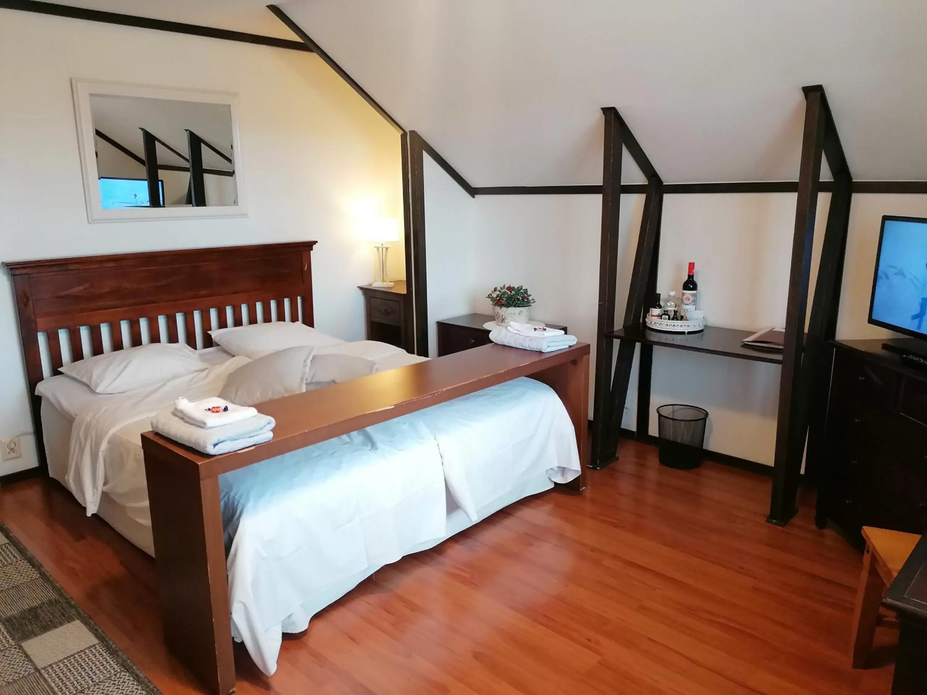 Double or Twin Room with Balcony in Cronin's Guesthouse B&B