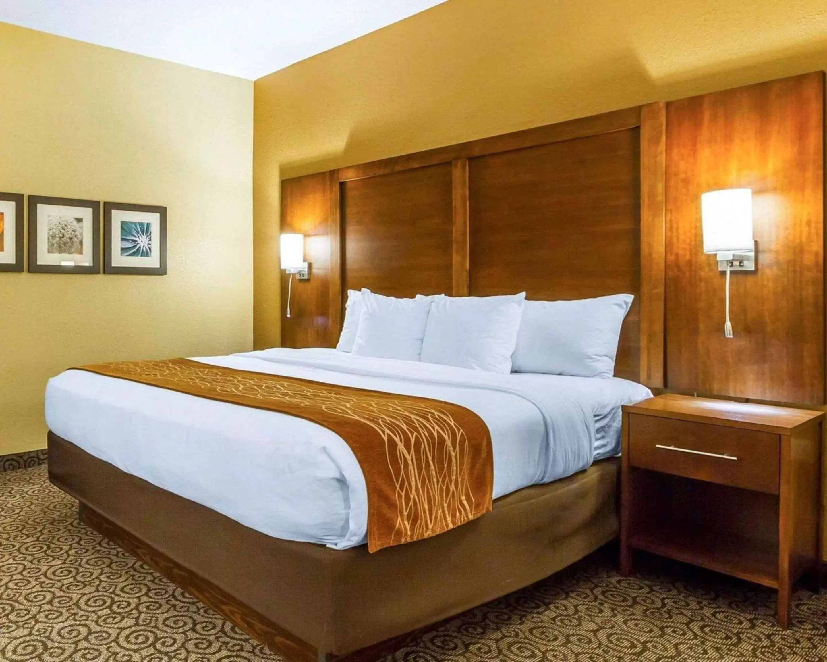 Bedroom, Bed in Comfort Suites