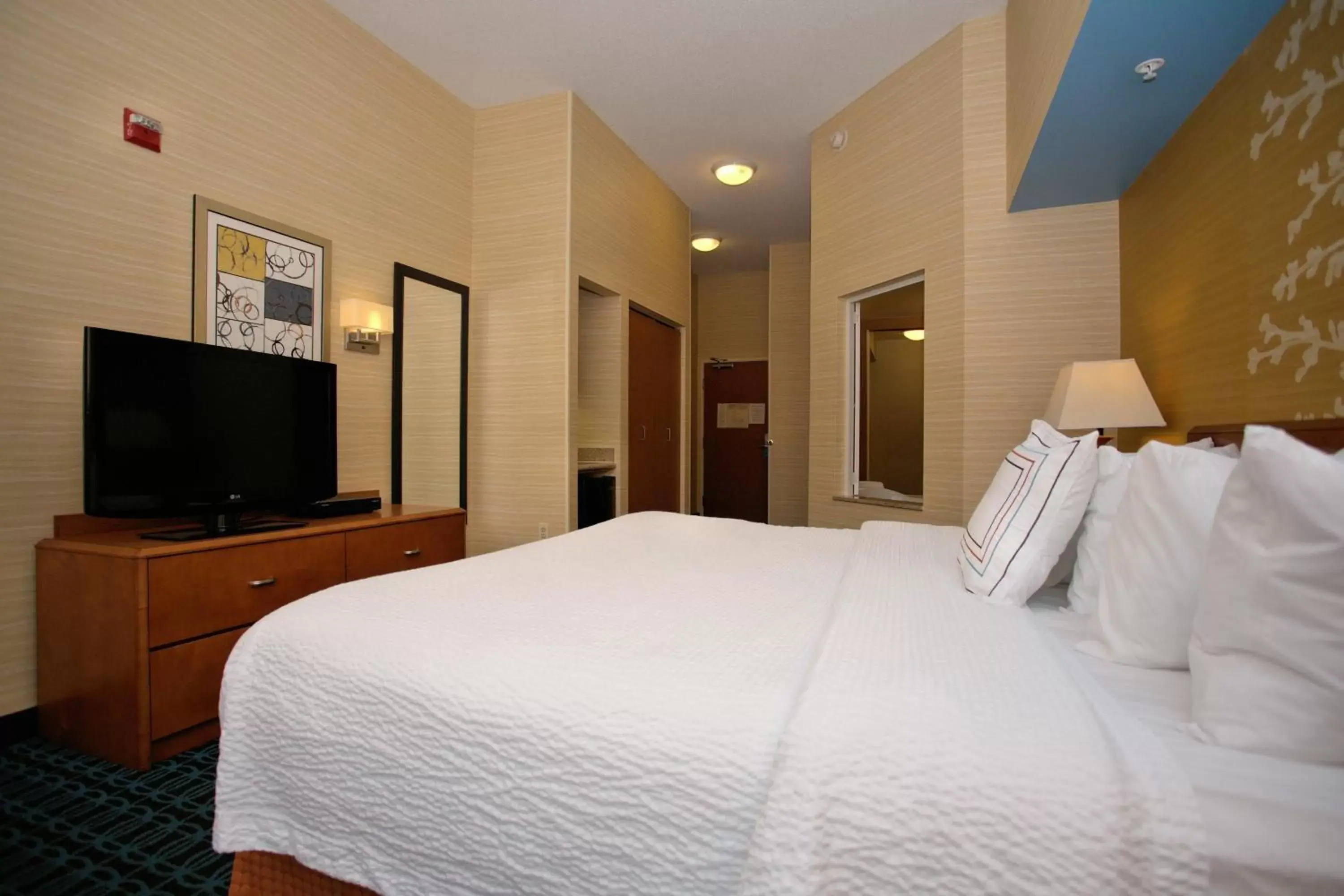 Swimming pool, Bed in Fairfield Inn & Suites by Marriott Edison - South Plainfield