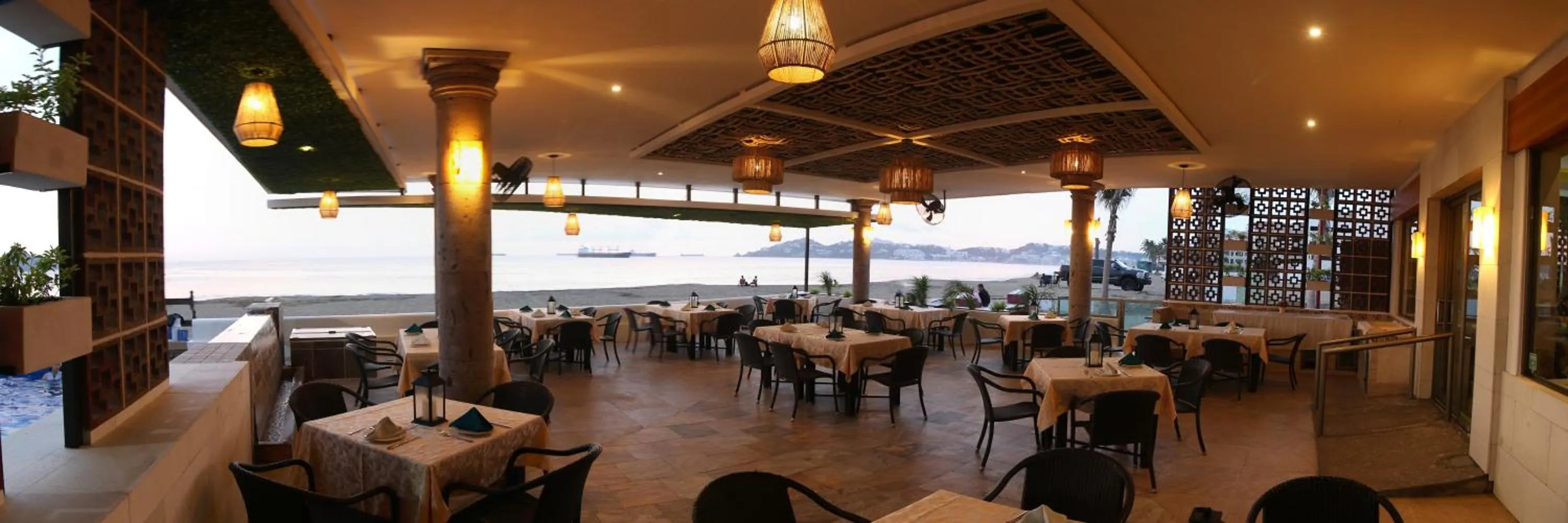 Restaurant/places to eat in Hotel Marbella