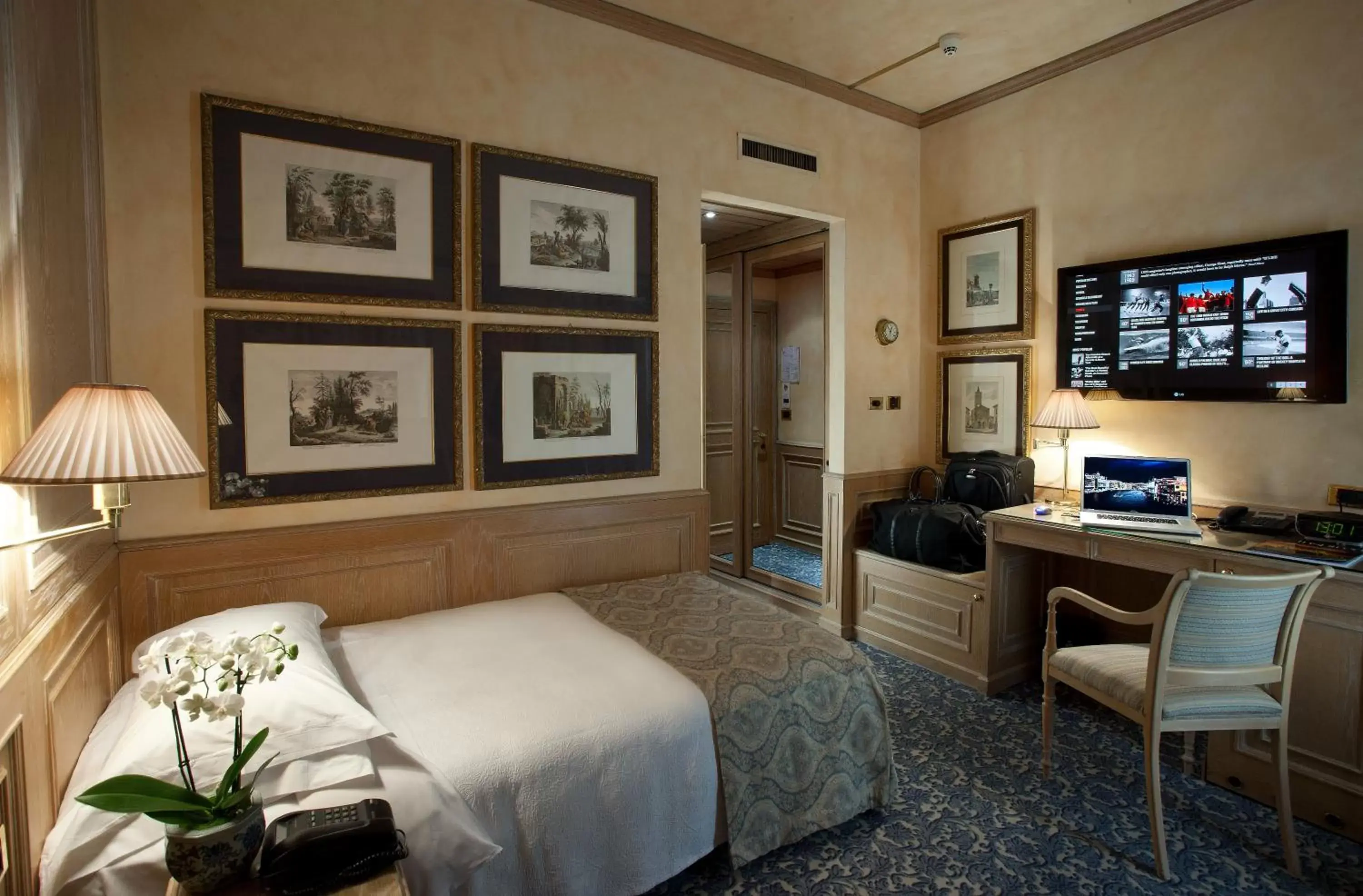 Photo of the whole room in Hotel de la Ville Monza - Small Luxury Hotels of the World