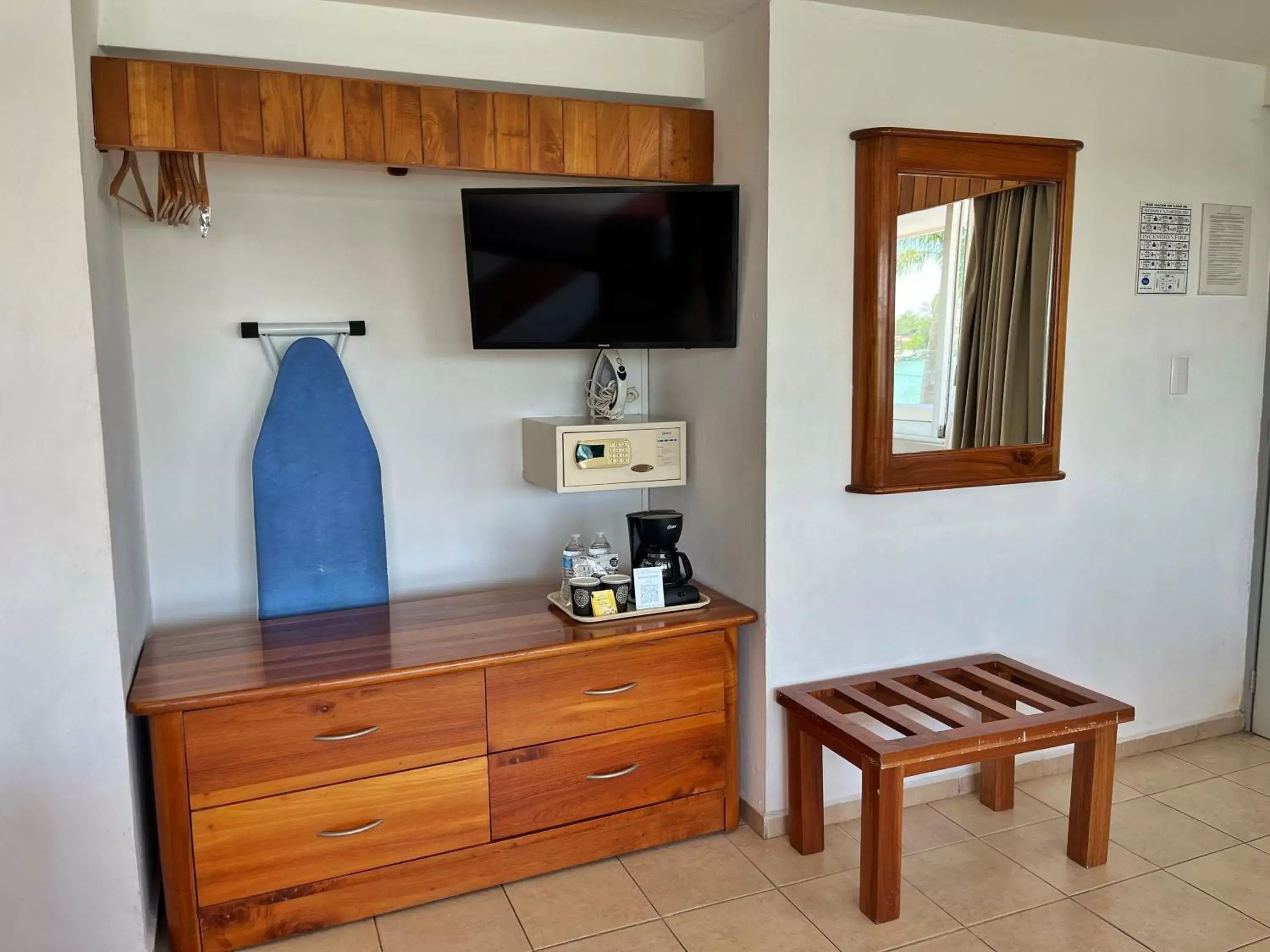 TV/Entertainment Center in Best Western Riviera Tuxpan