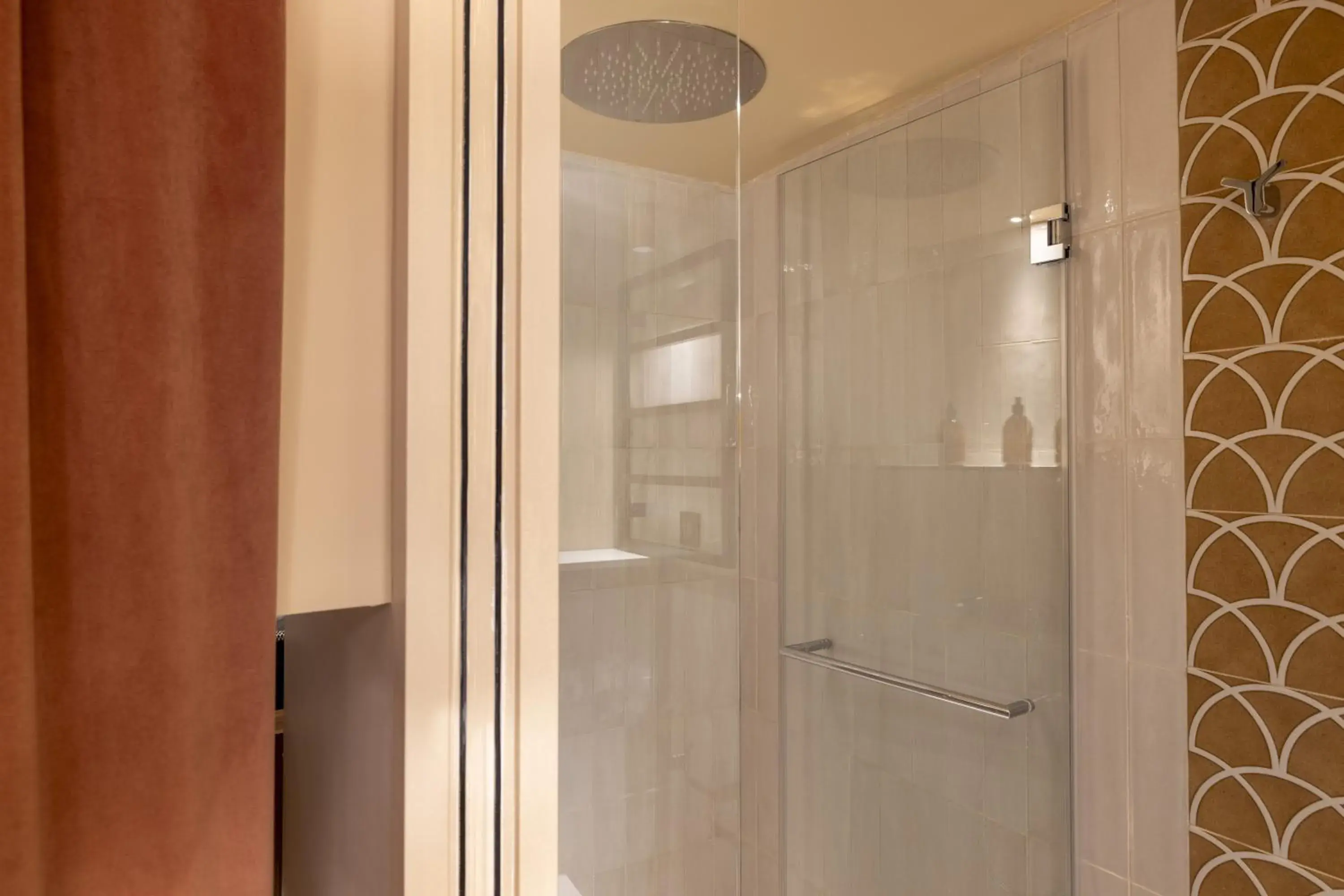 Shower, Bathroom in Hotel De Lutece - Notre-Dame
