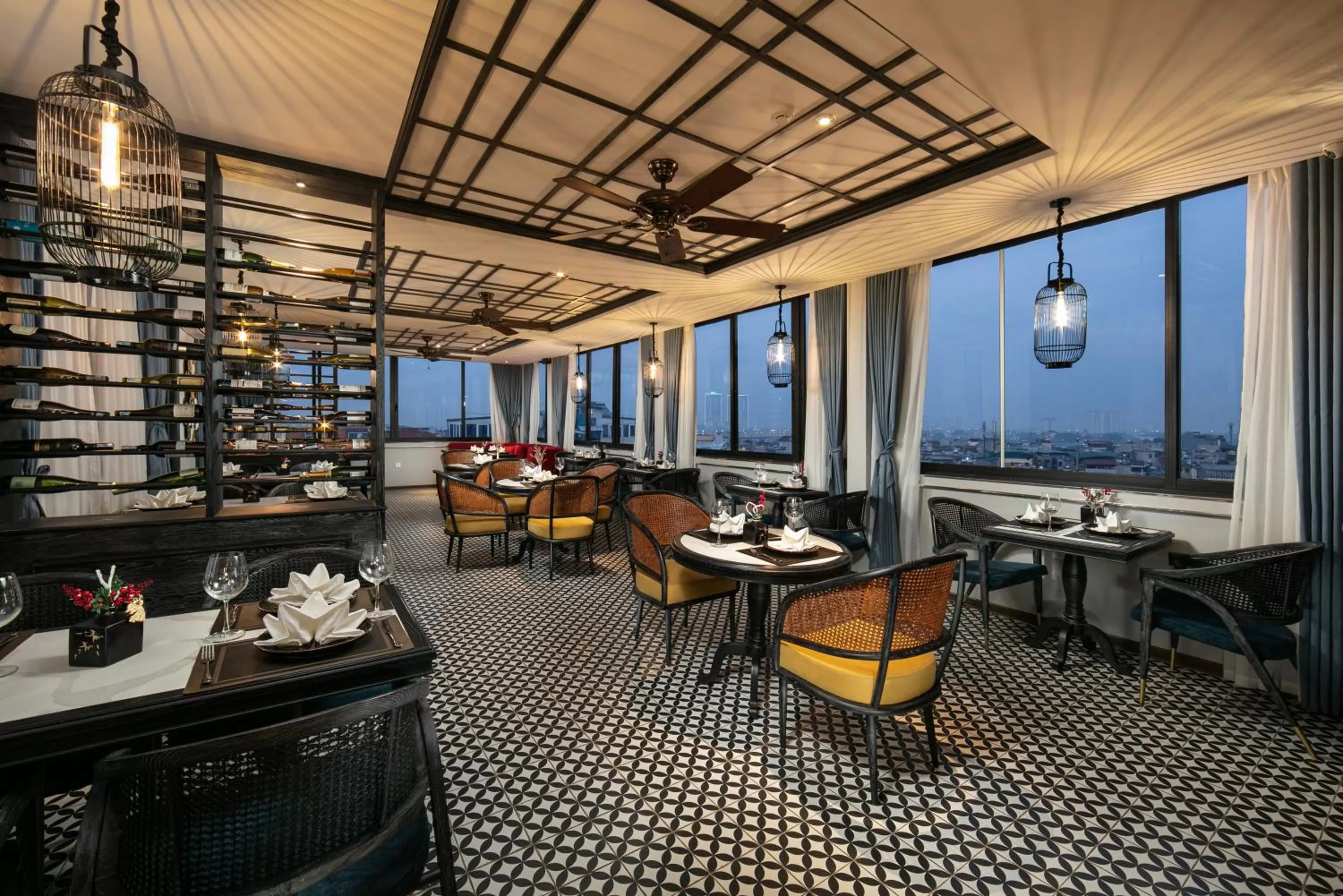 Restaurant/places to eat in Shining Central Hotel & Spa