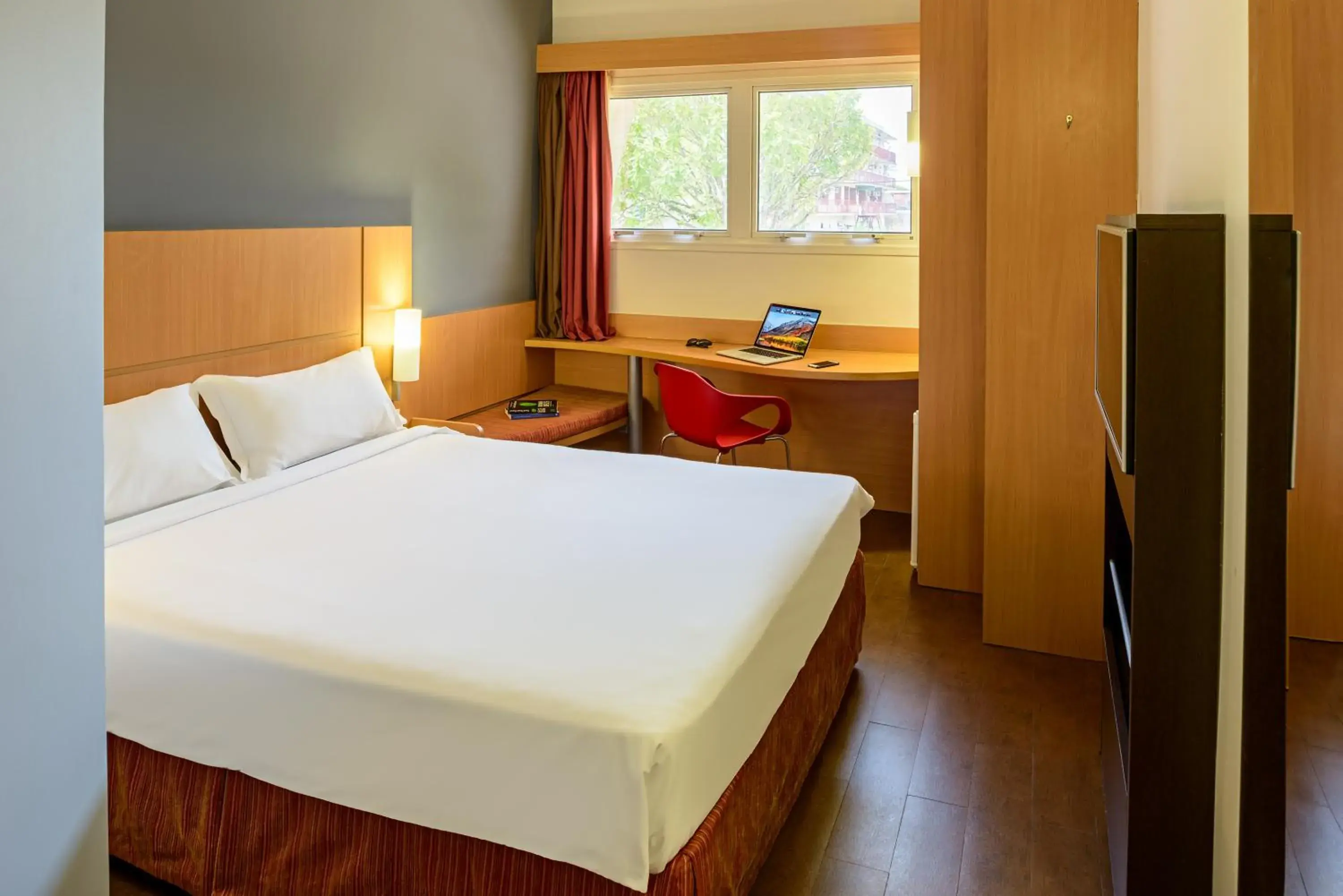Bedroom, Bed in ibis Belem Aeroporto