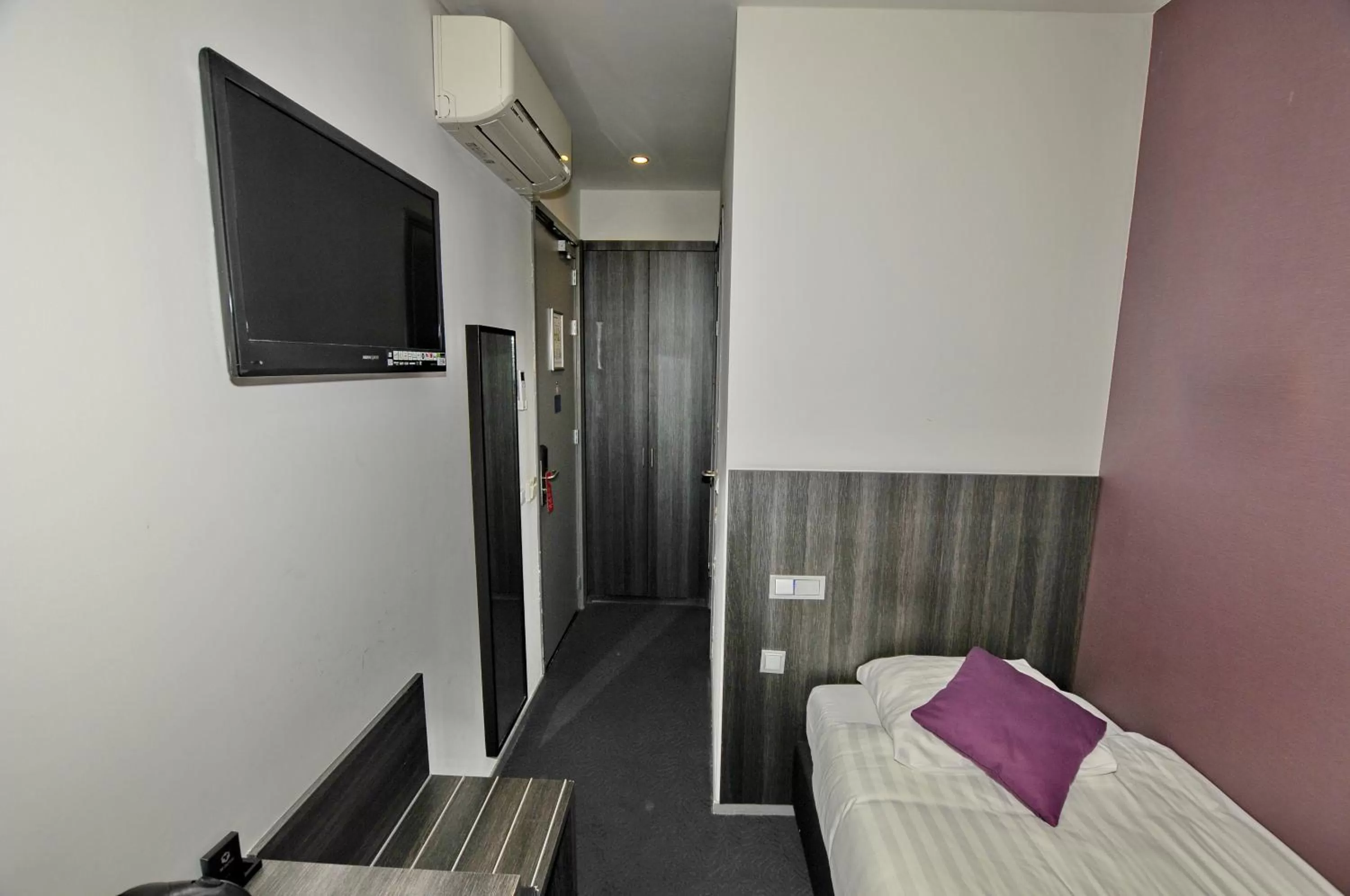 Bedroom, TV/Entertainment Center in Hotel Parkview