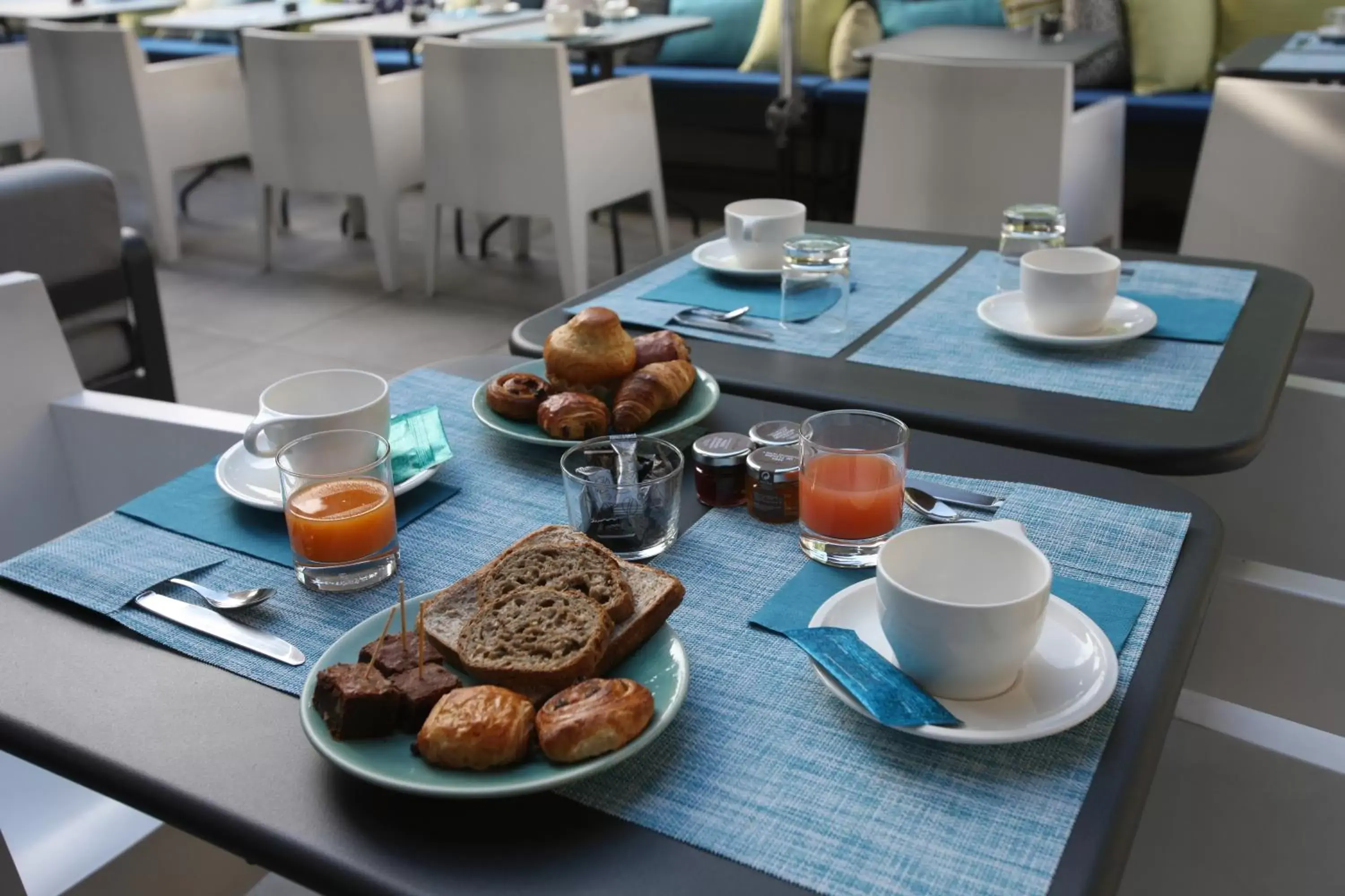 Buffet breakfast in Hotel De France