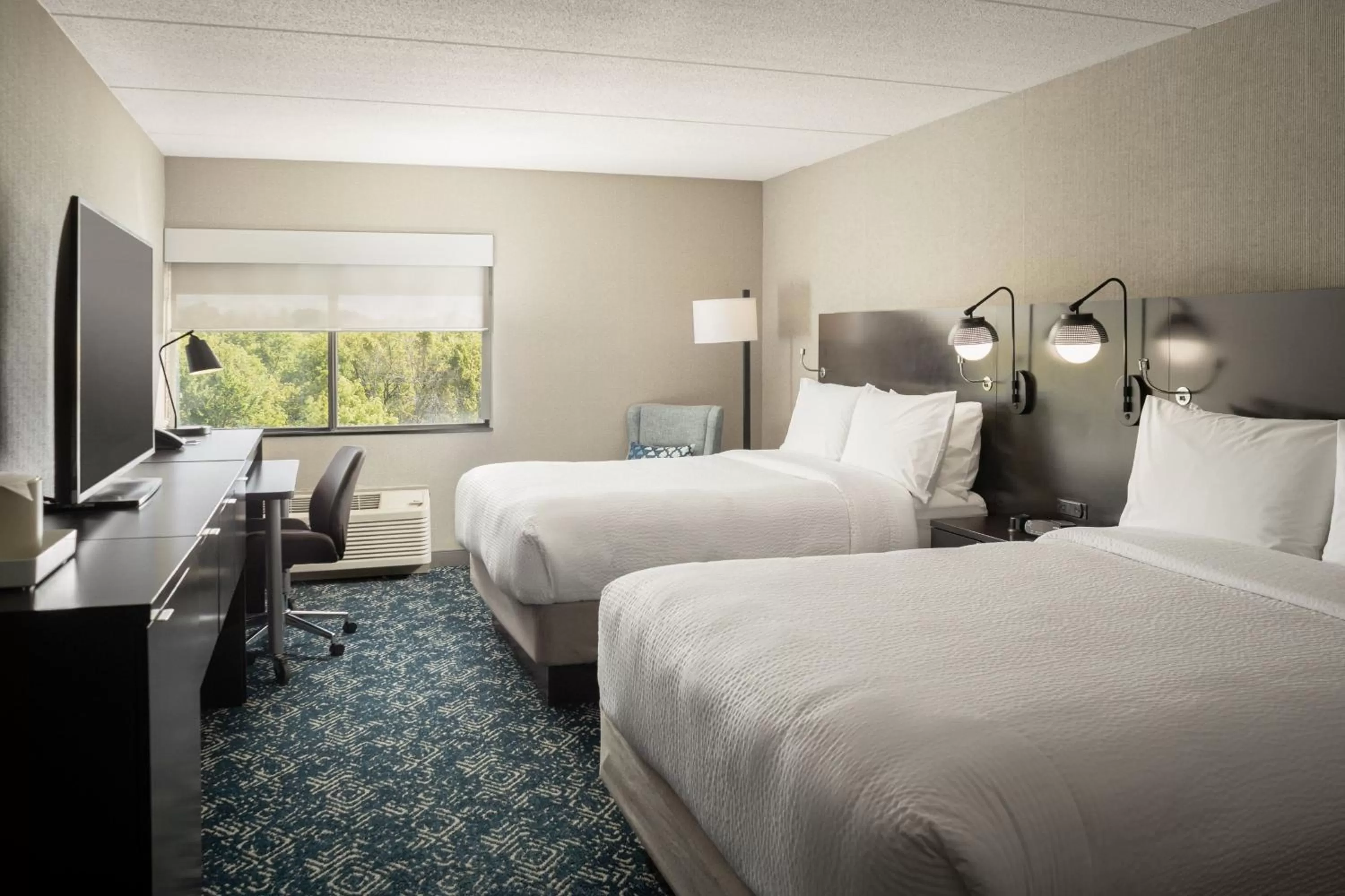 Queen Room with Two Queen Beds - Hearing Accessible in Four Points by Sheraton Milwaukee North Shore