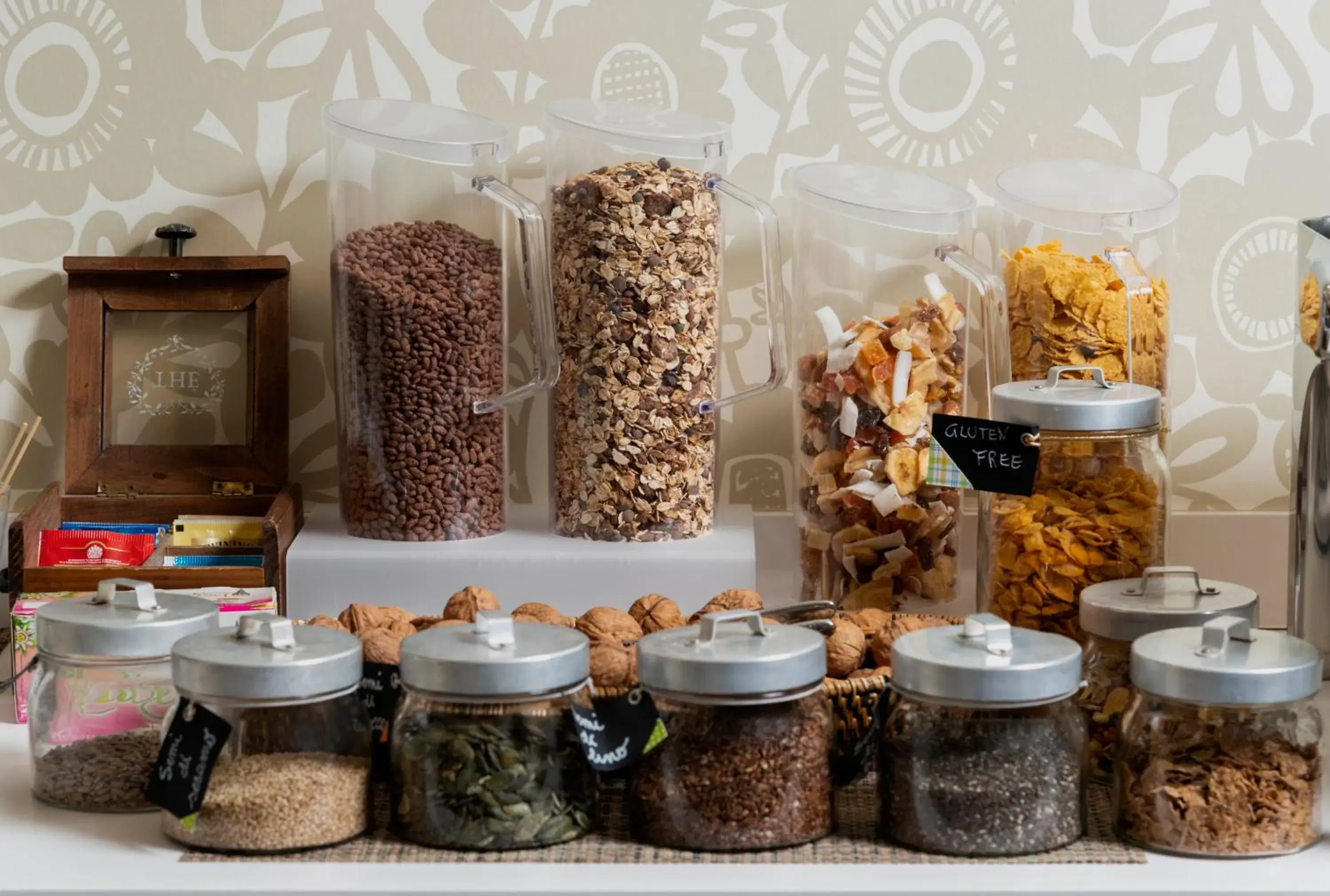 Coffee/tea facilities in Accademia Hotel