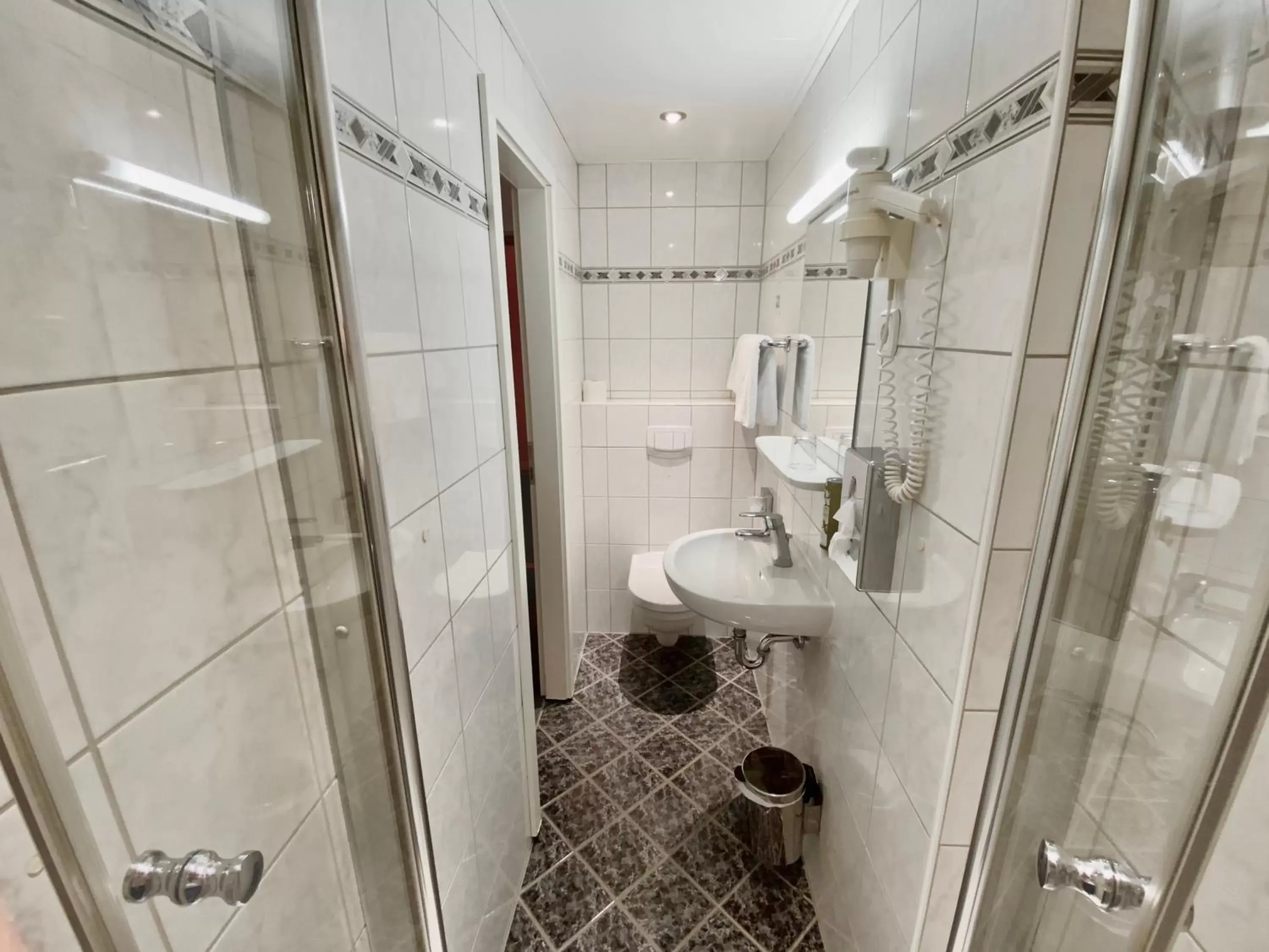 Shower, Bathroom in Hotel West an der Bockenheimer Warte