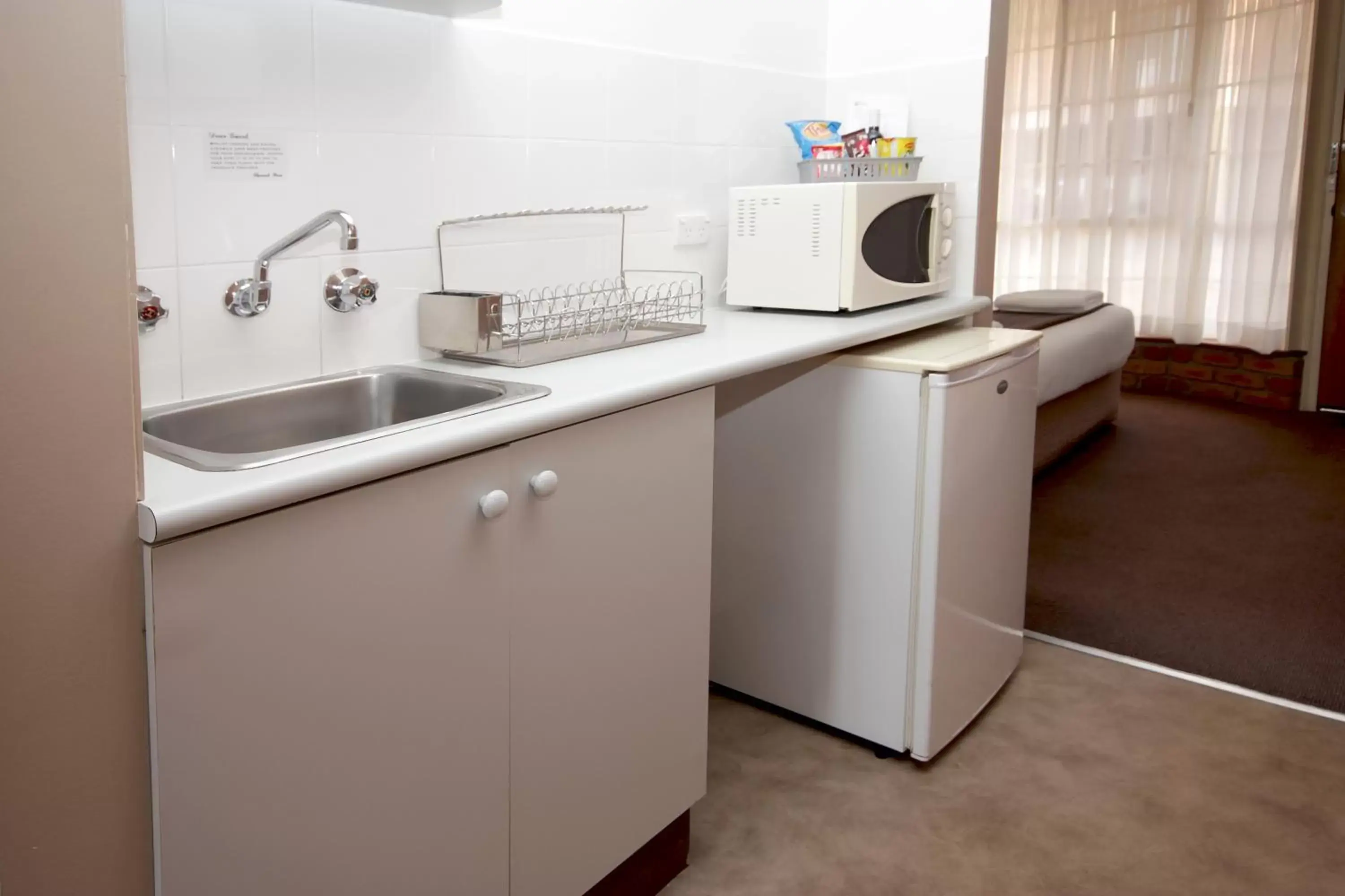 Kitchen or kitchenette, Kitchen/Kitchenette in Sapphire Waters Motor Inn