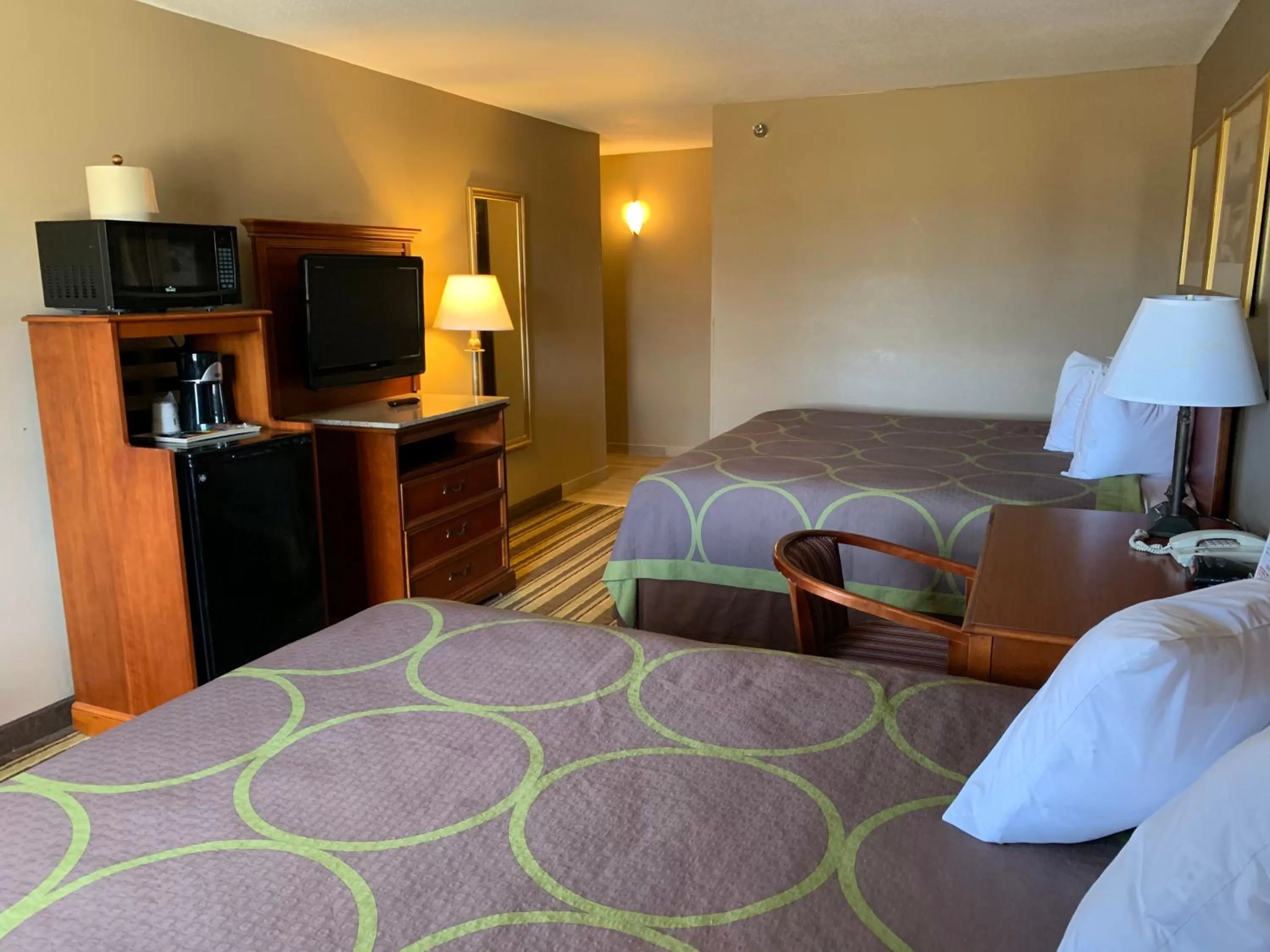 Photo of the whole room, Bed in Super 8 by Wyndham Tilton/Lake Winnipesaukee