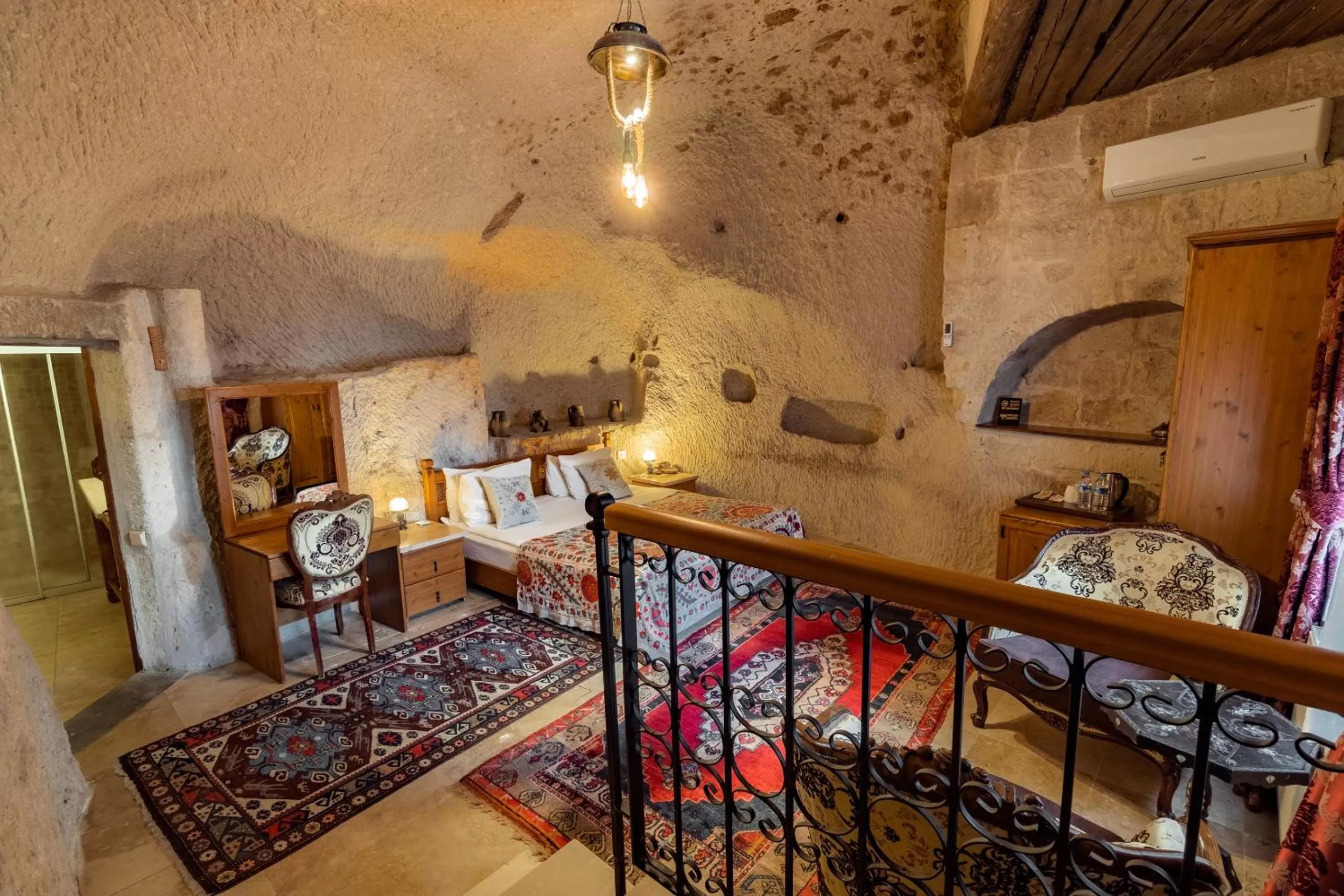 Massage, Bed in Amber Cave Suites