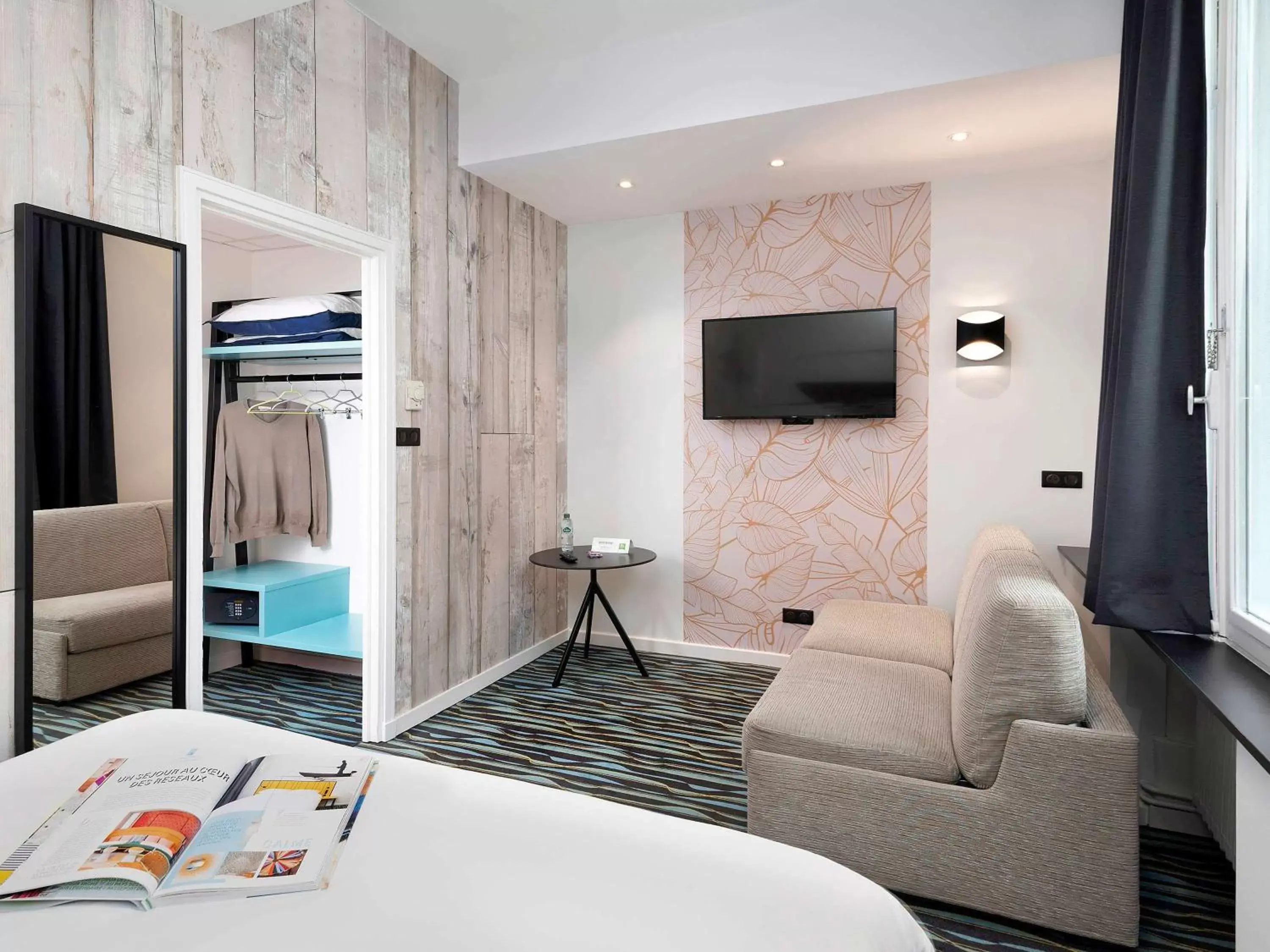 Bedroom, TV/Entertainment Center in ibis Styles Macon Centre