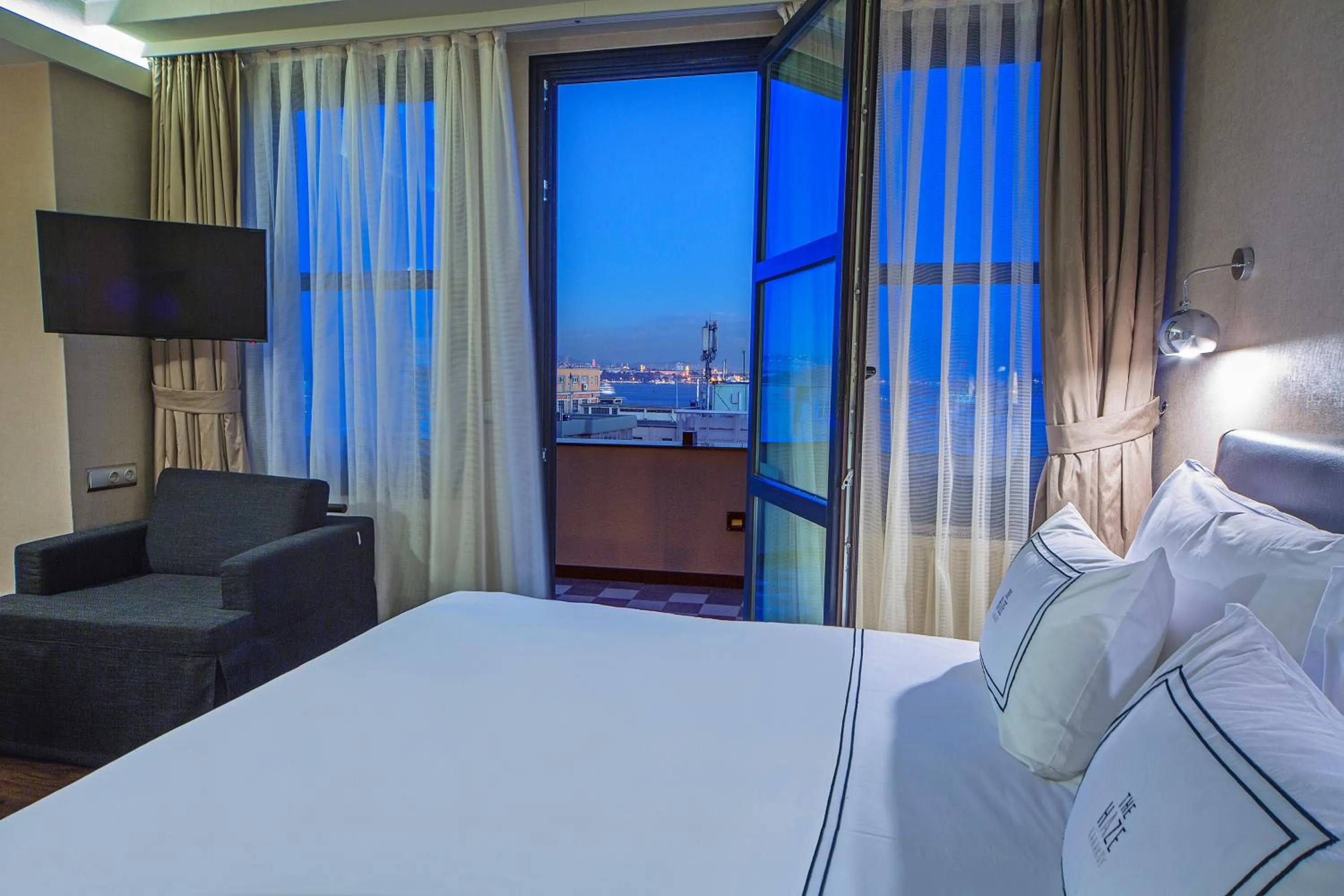 Bedroom, Bed in The Haze Karaköy