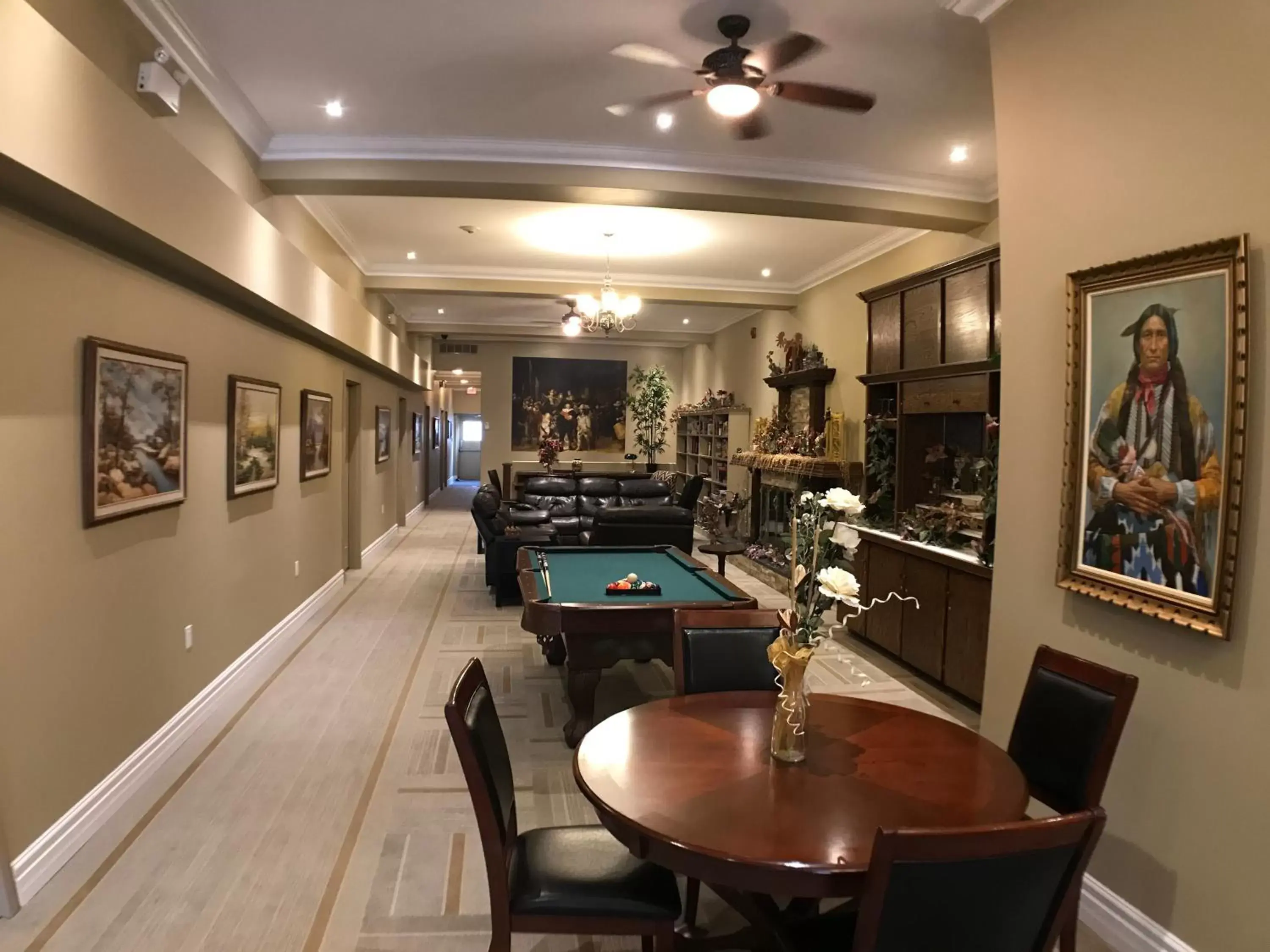 Living room, Billiards in Balsam Suites Boutique Inn & Residence