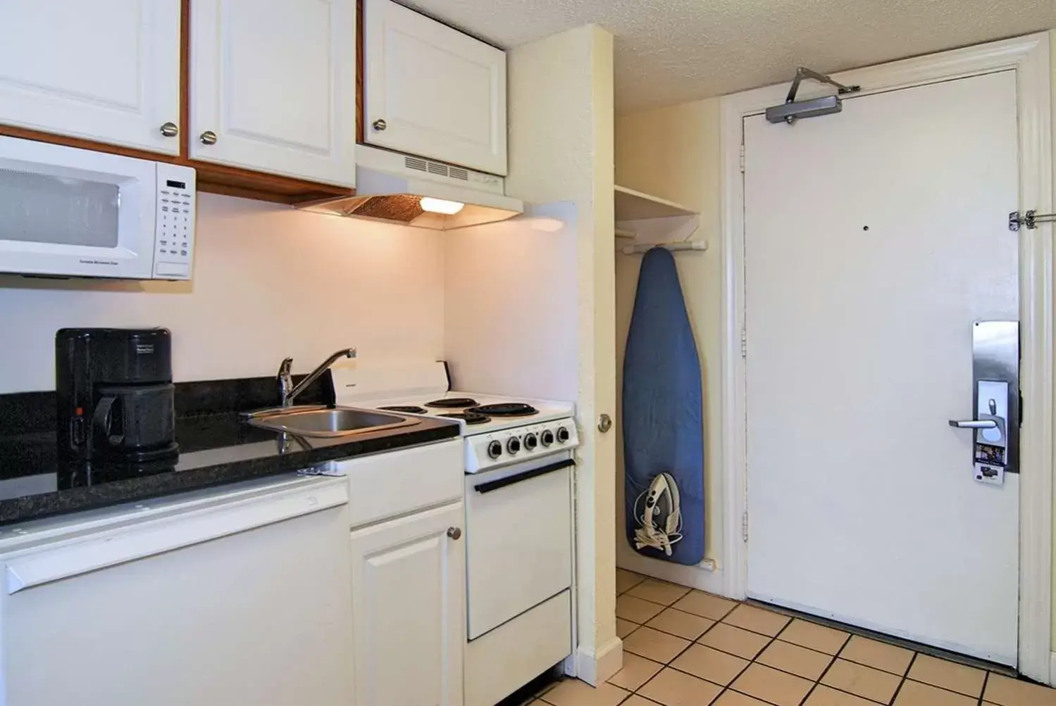 Kitchen or kitchenette, Kitchen/Kitchenette in Best Western Ocean Sands Beach Resort