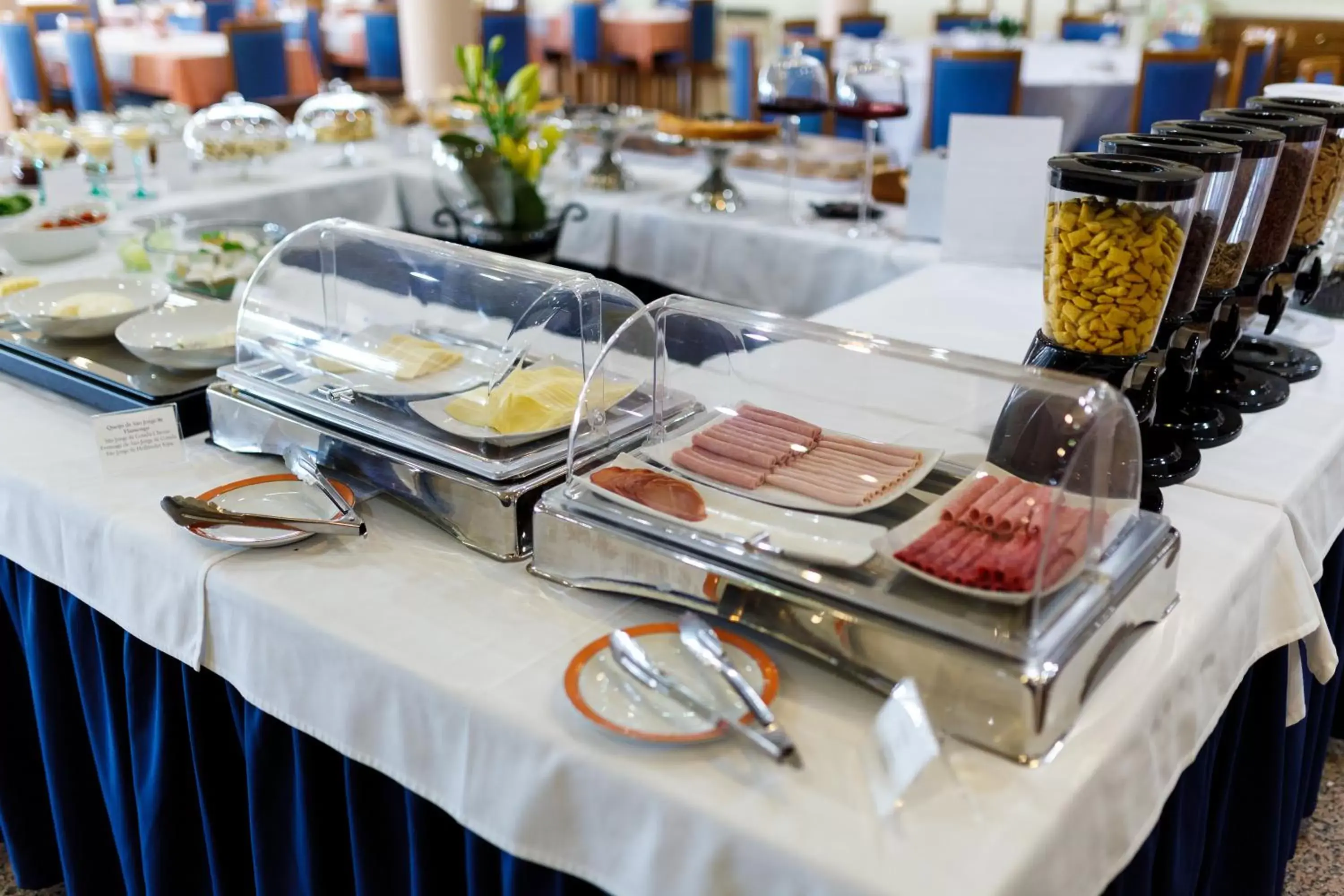 Buffet breakfast in Hotel Sao Jorge Garden