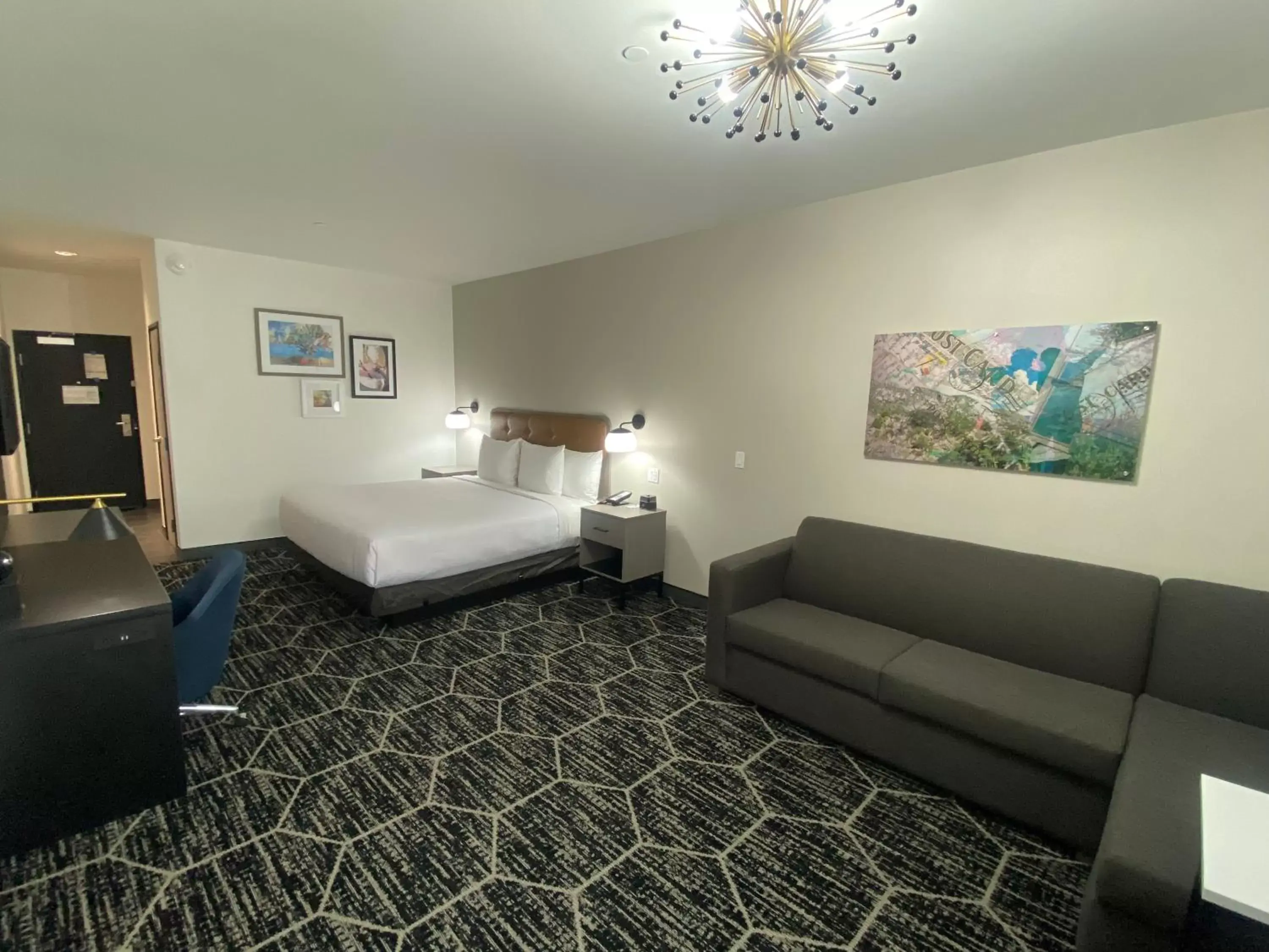 Bedroom, Seating Area in La Quinta Inn & Suites by Wyndham Yucaipa