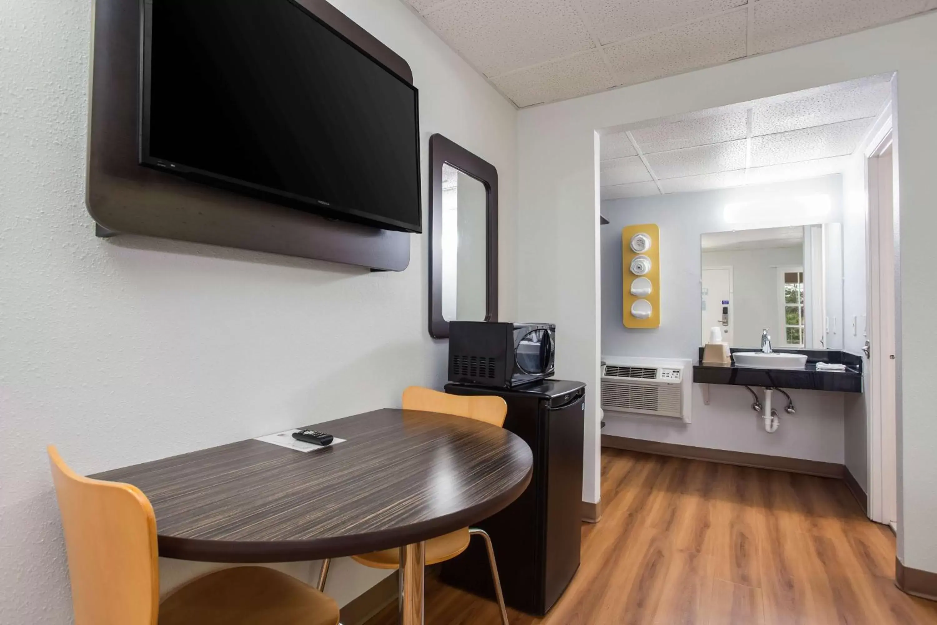 Photo of the whole room, TV/Entertainment Center in Motel 6-Walterboro, SC