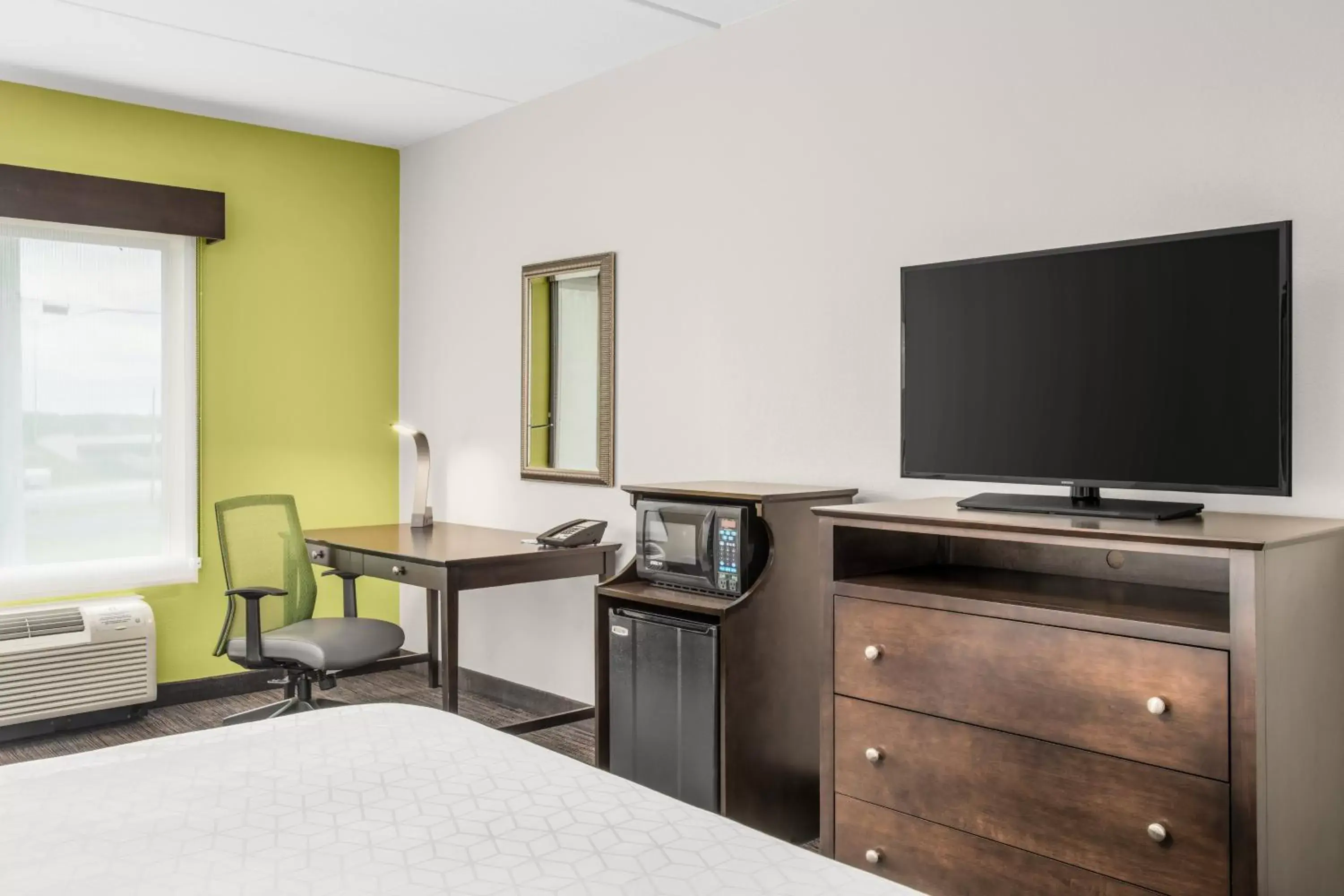 Photo of the whole room, TV/Entertainment Center in Holiday Inn Express & Suites Wilmington-Newark, an IHG Hotel