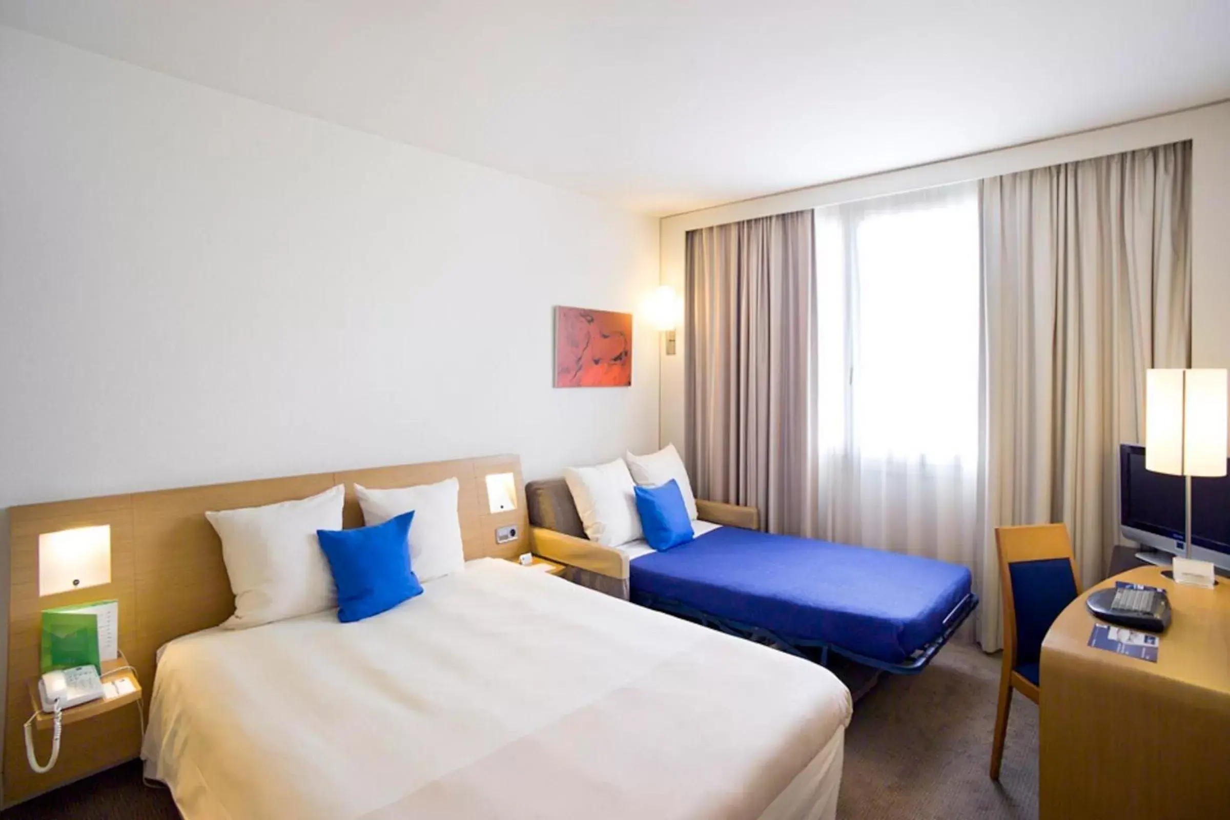 Photo of the whole room, Bed in Novotel Evry Courcouronnes