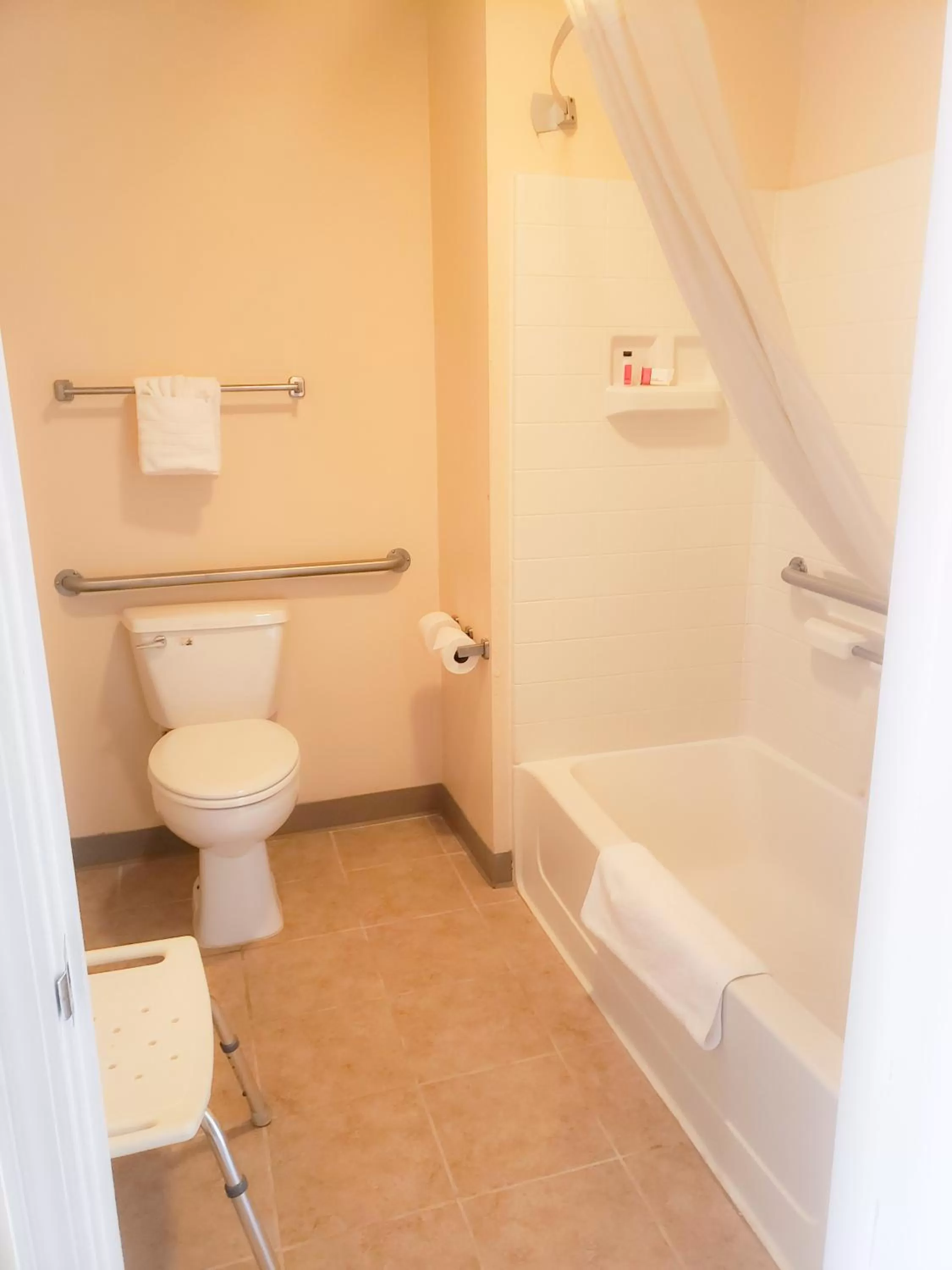 Toilet in Super 8 by Wyndham Auburn