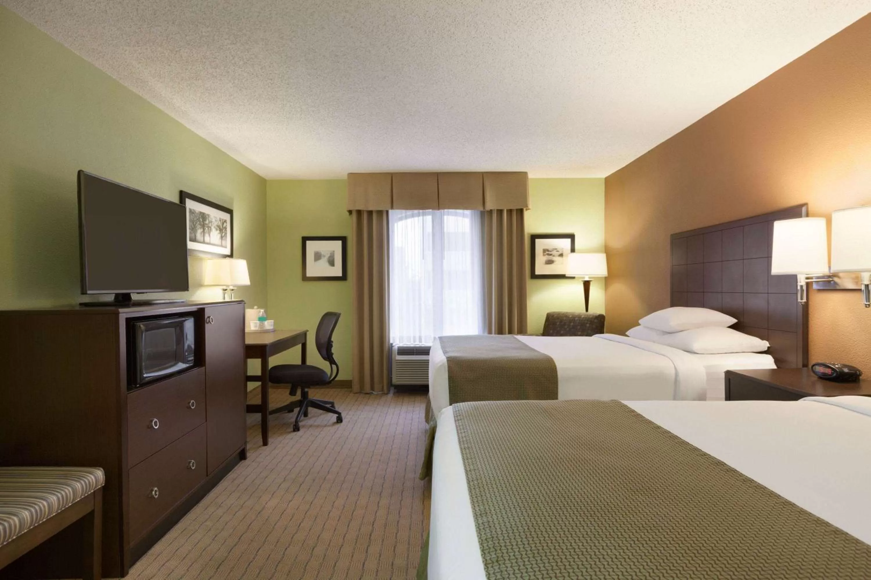 Photo of the whole room, Bed in Days Inn by Wyndham Baltimore Inner Harbor