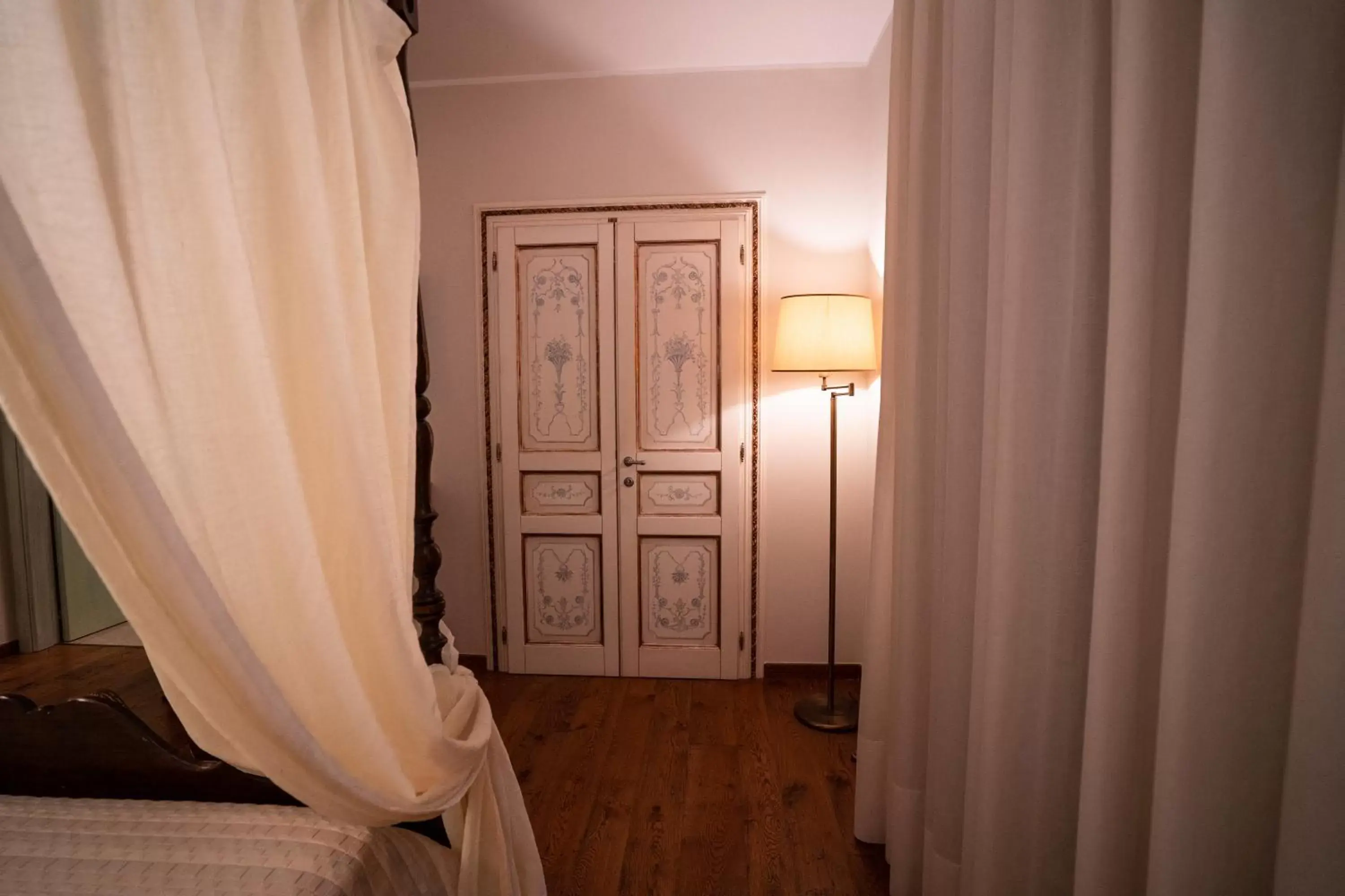 wardrobe, Bed in Villa D'Anzi B&B