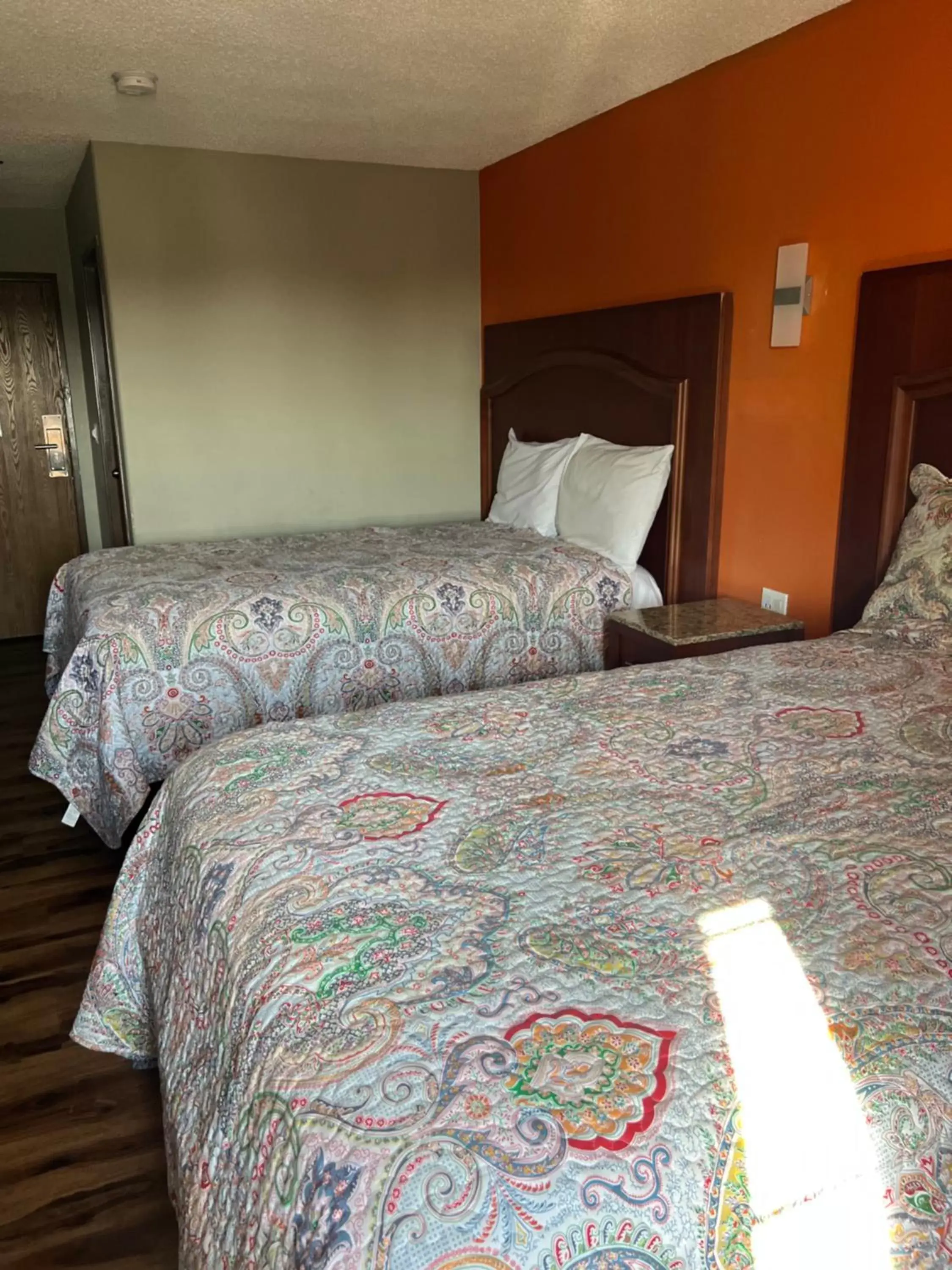 Bed in Econo Lodge San Antonio near SeaWorld - Medical Center