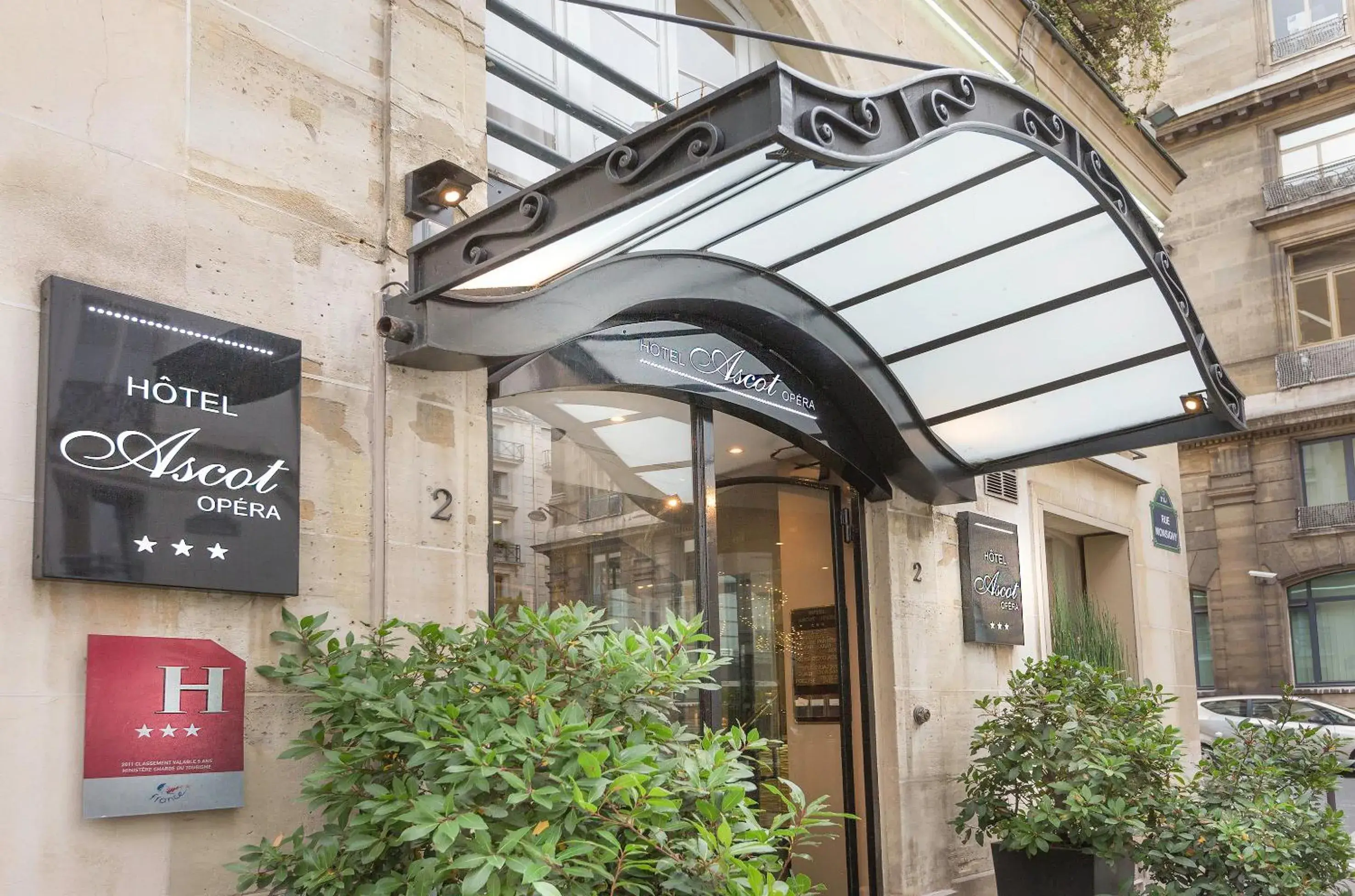 Facade/entrance in Hotel Ascot Opera Facade/entrance in Hotel Ascot Opera