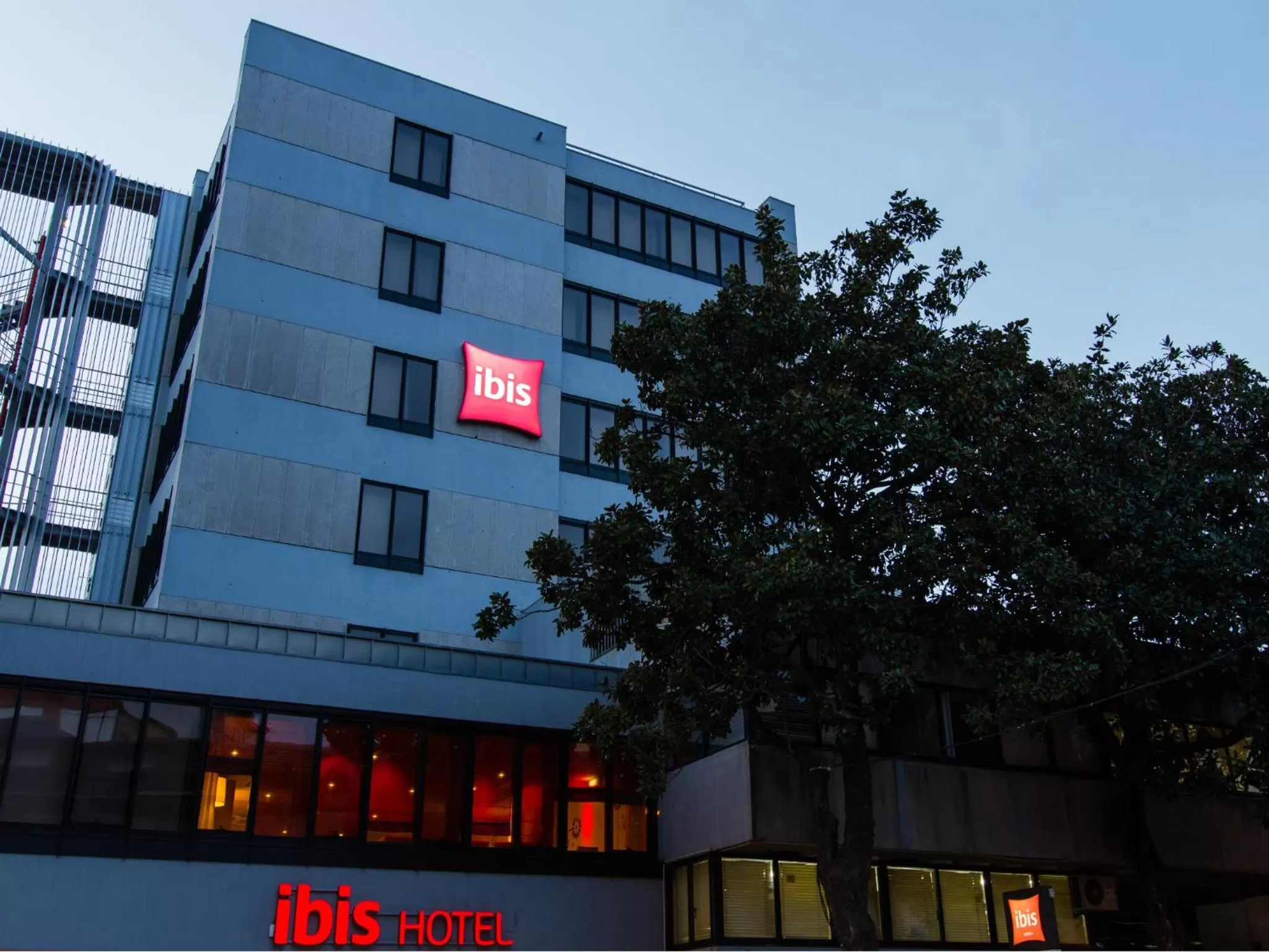 Facade/entrance in ibis Porto Centro São Bento