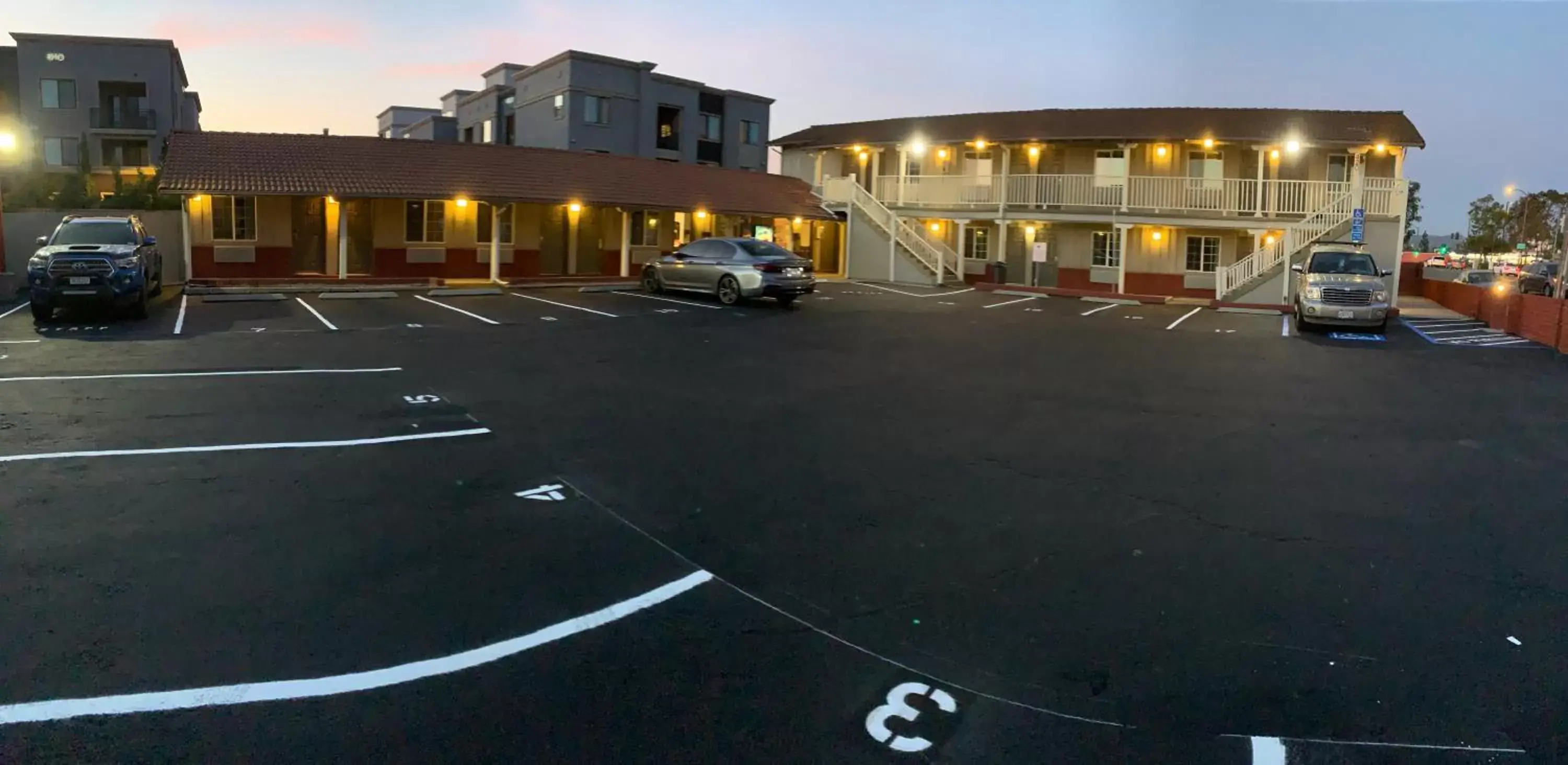 Property building in Escondido Inn Property building in Escondido Inn