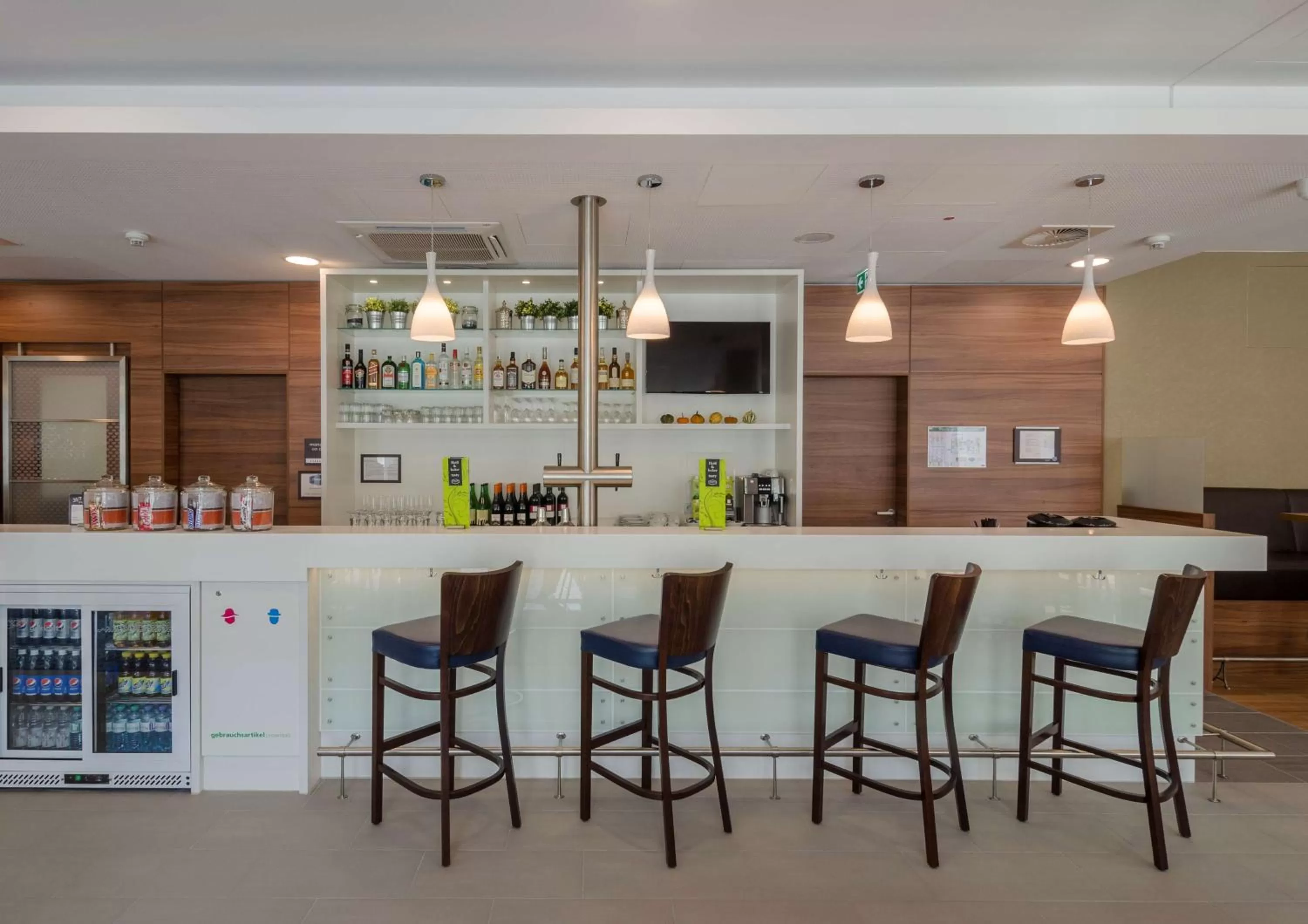 Lounge or bar in Hampton by Hilton Frankfurt City Centre