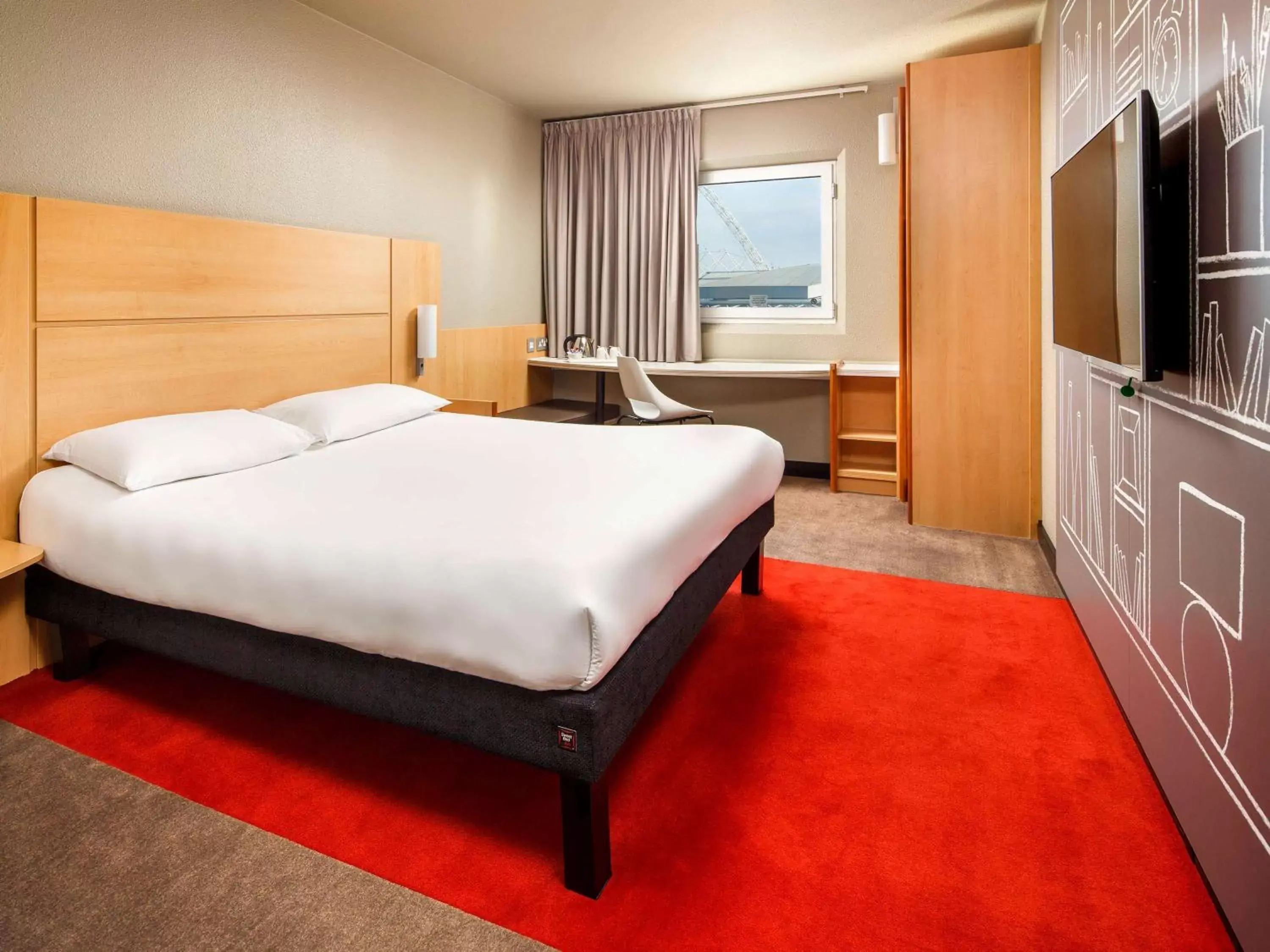 Bedroom, Bed in ibis London Wembley