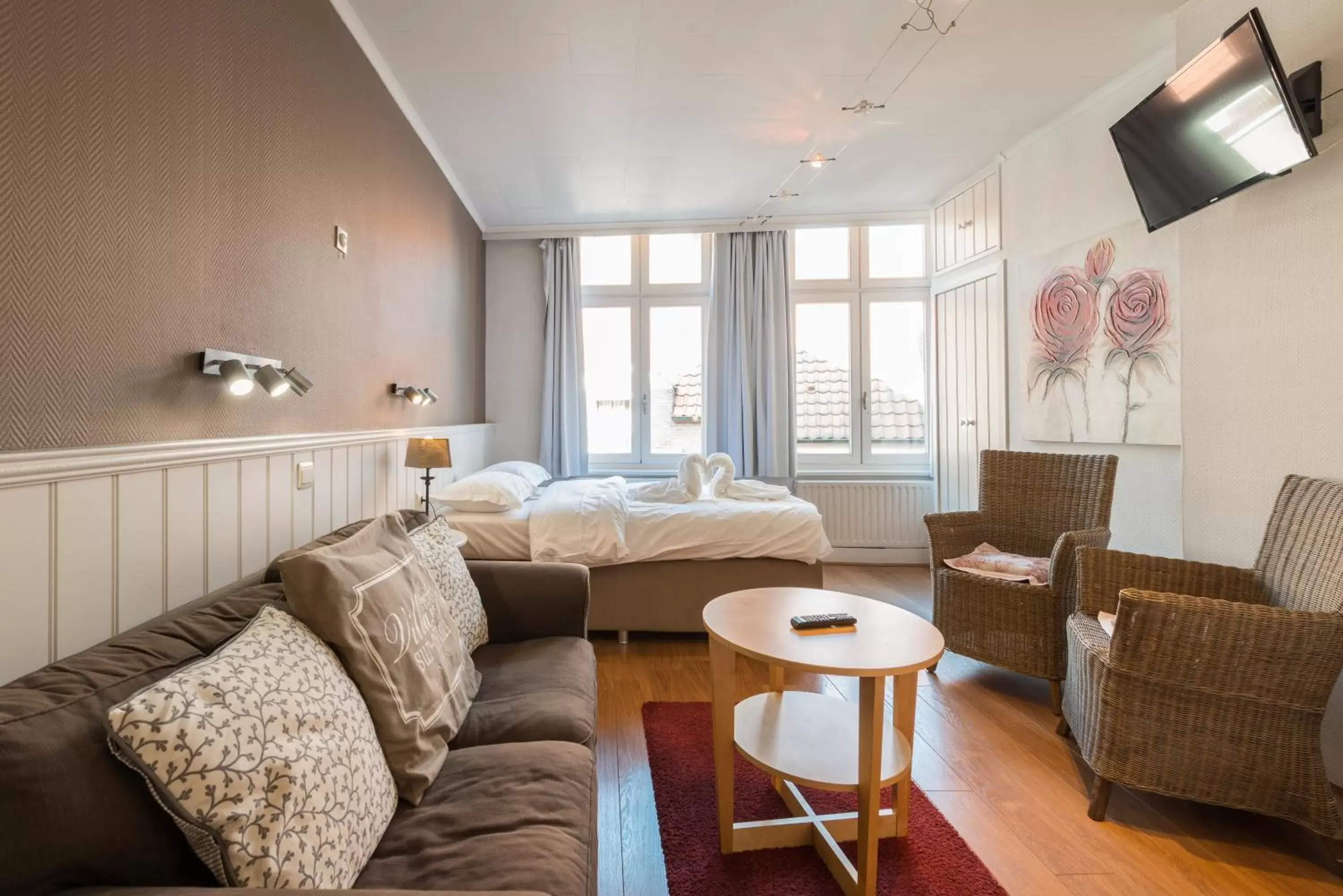 Bed, Seating Area in Hotel Leopold