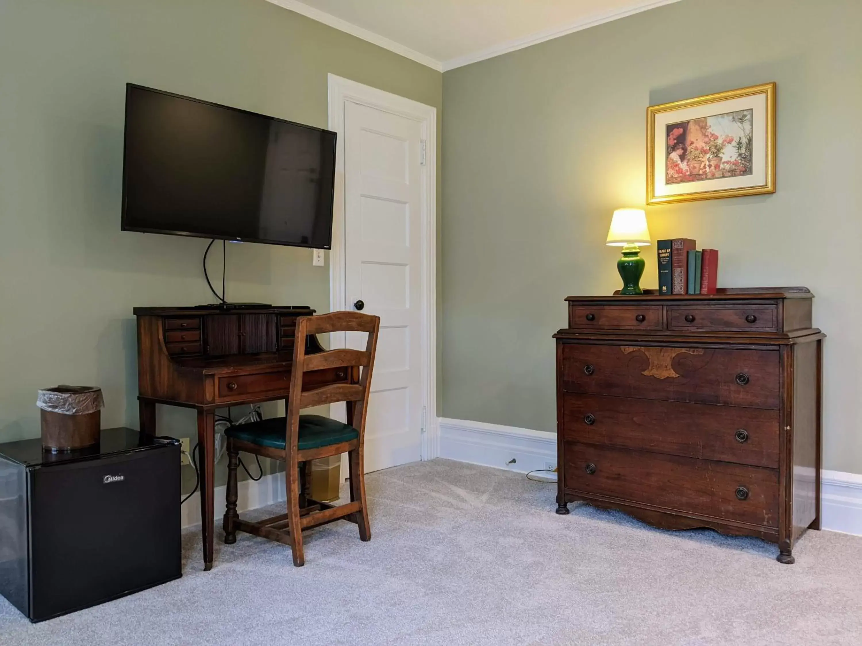 Bedroom, TV/Entertainment Center in Stanton House Inn