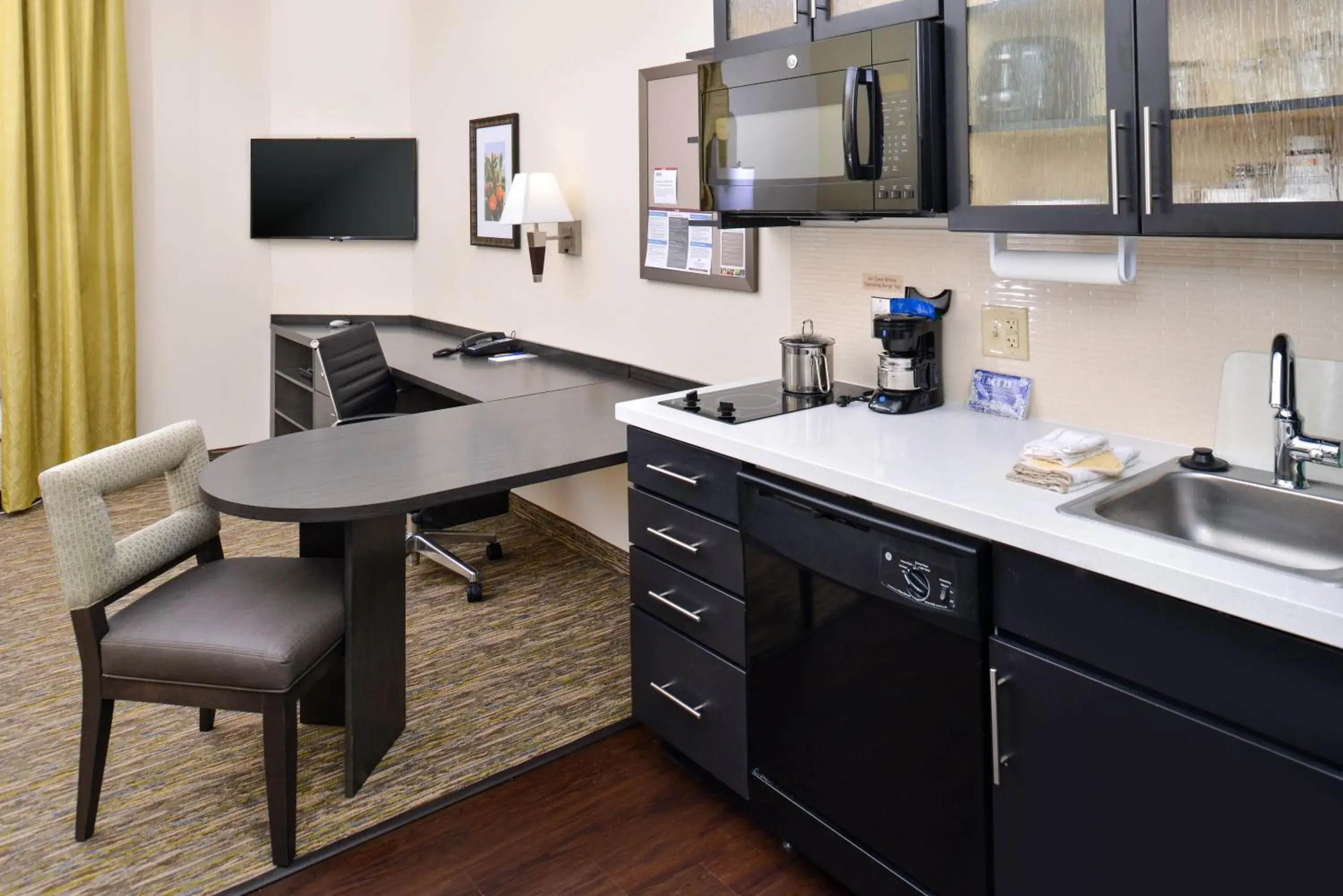 Photo of the whole room, Kitchen/Kitchenette in Candlewood Suites Kenedy, an IHG Hotel