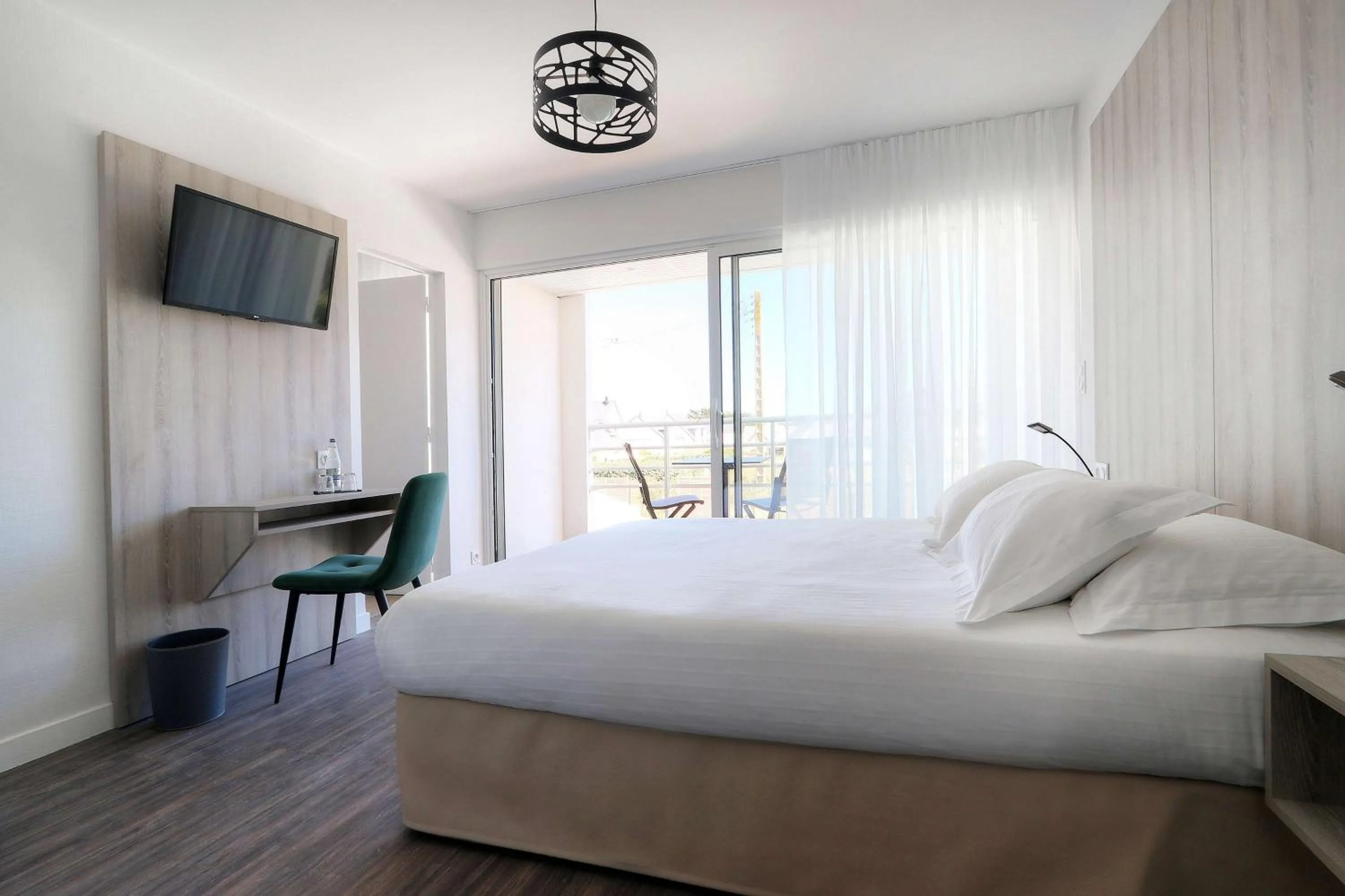 Photo of the whole room, Bed in Best Western Hôtel Le Bellevue Quiberon