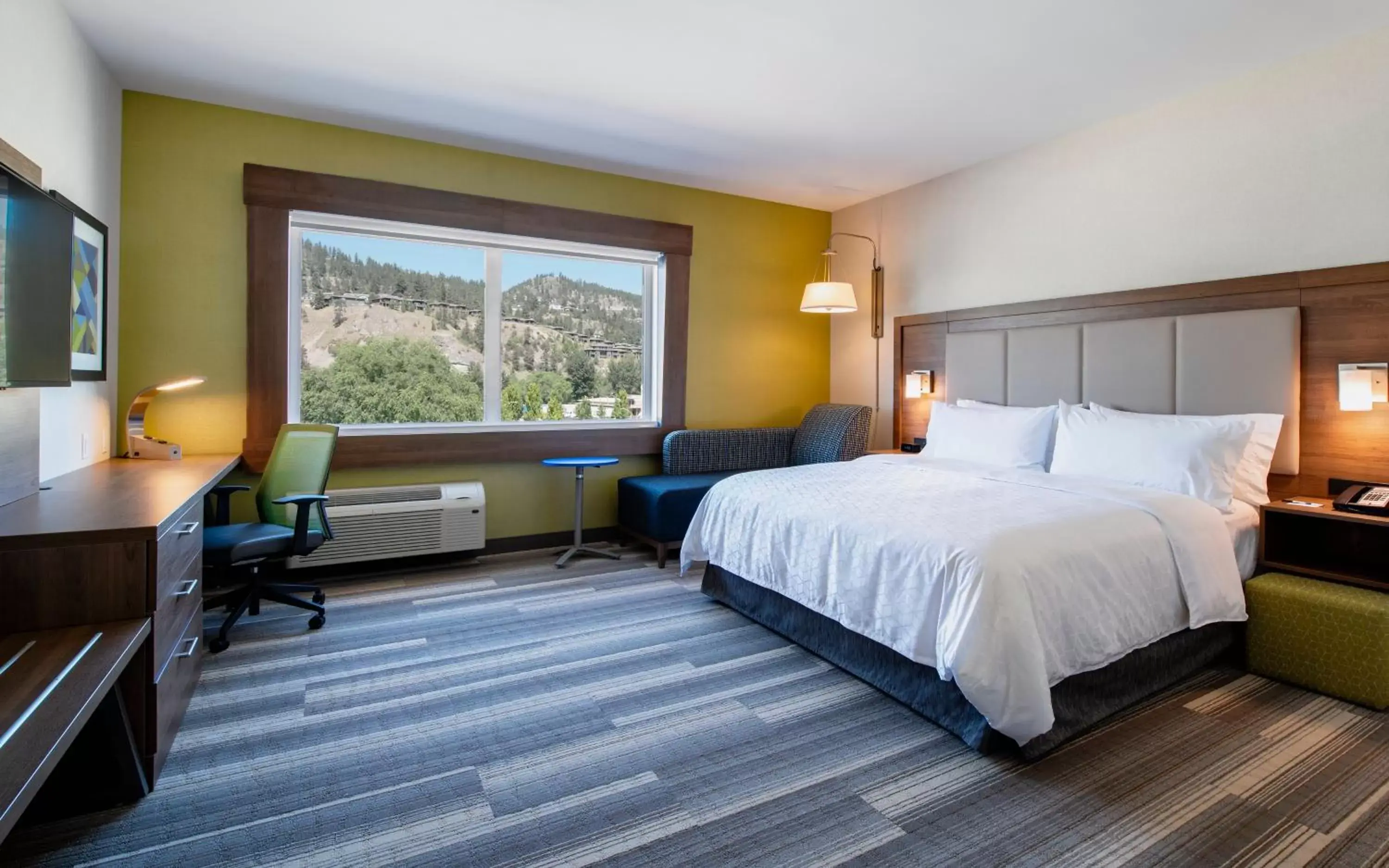 Photo of the whole room, Bed in Holiday Inn Express & Suites Kelowna - East, an IHG Hotel