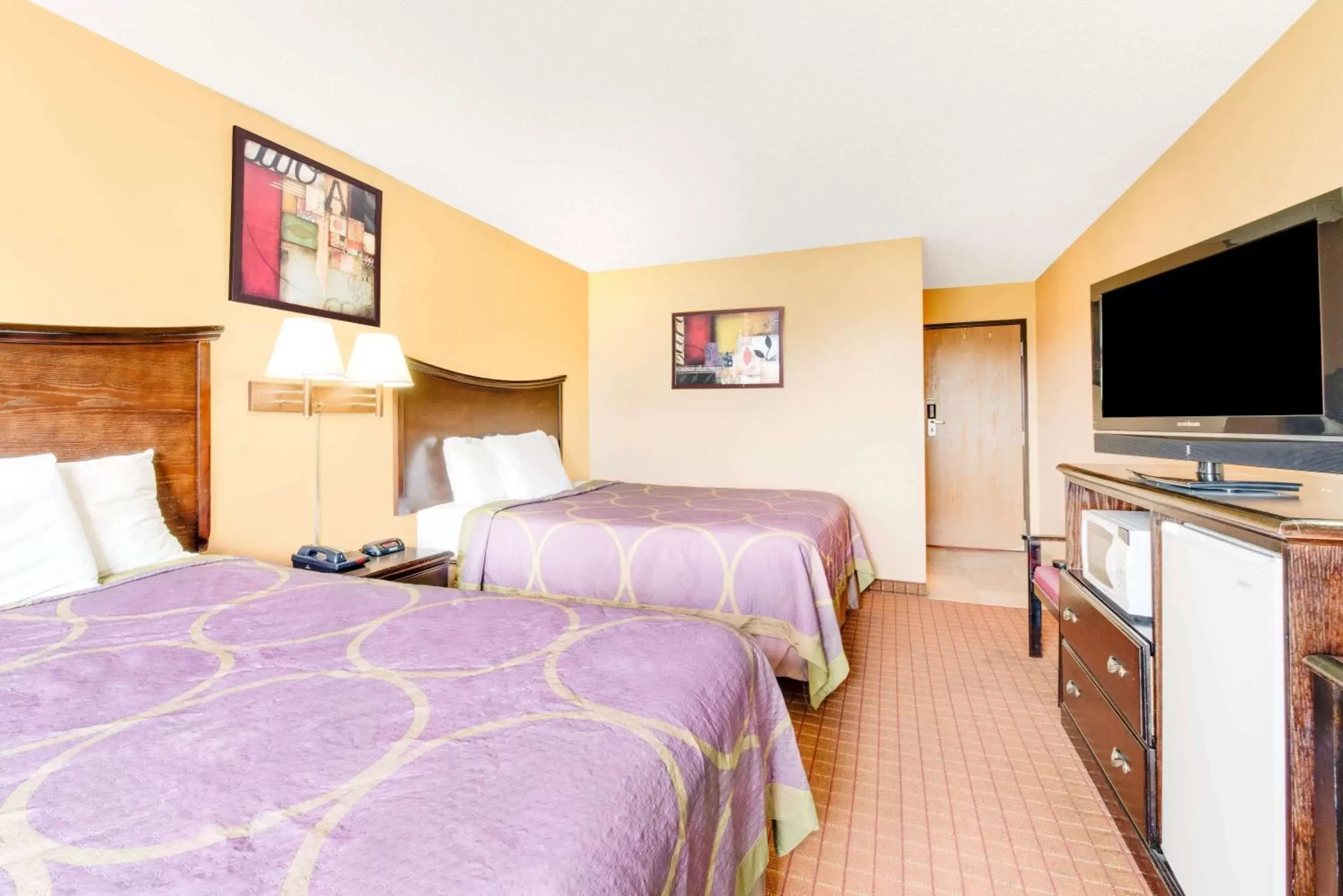 Photo of the whole room, Bed in Super 8 by Wyndham Kutztown/Allentown Area