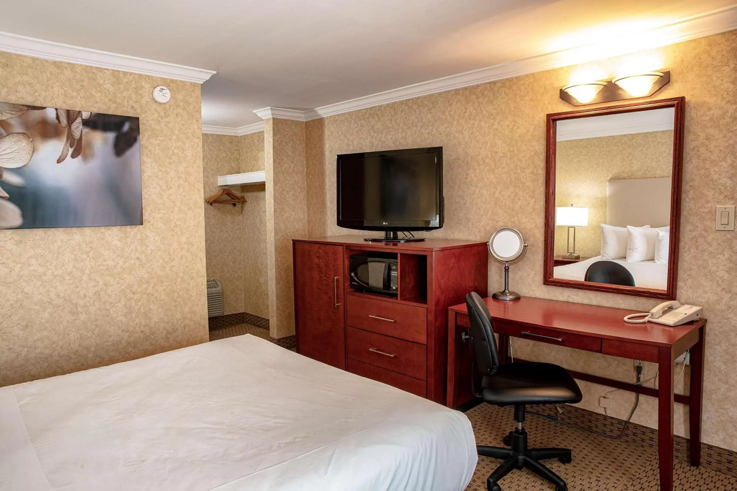 Other, TV/Entertainment Center in Best Western Voyageur Place Hotel