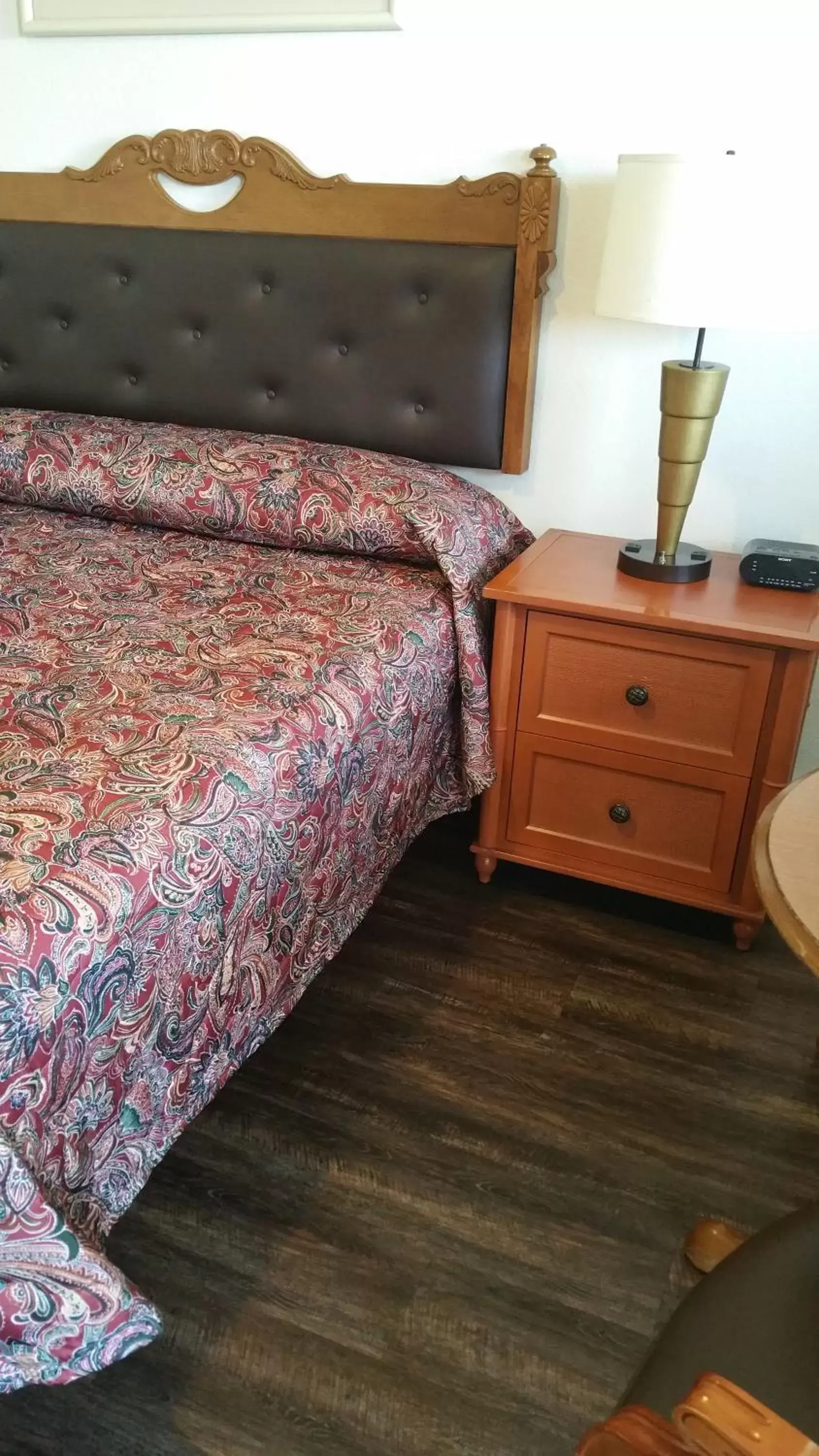 Photo of the whole room, Bed in Ontario Inn