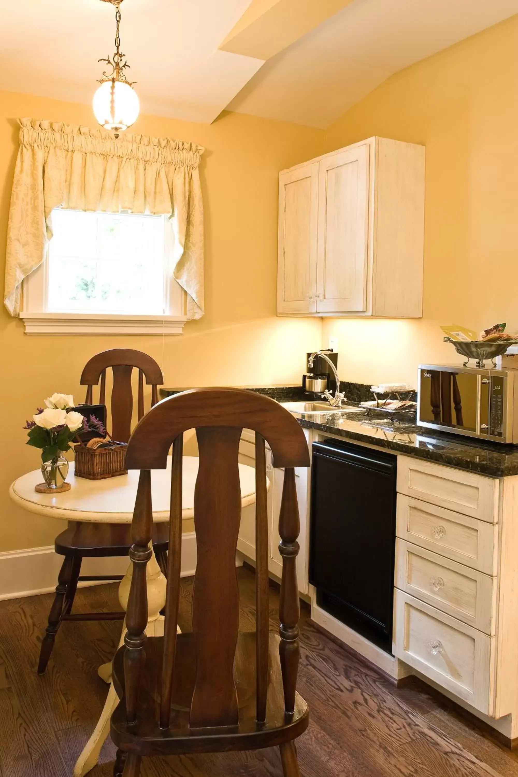 Kitchen or kitchenette, Kitchen/Kitchenette in Black Walnut B&B Inn